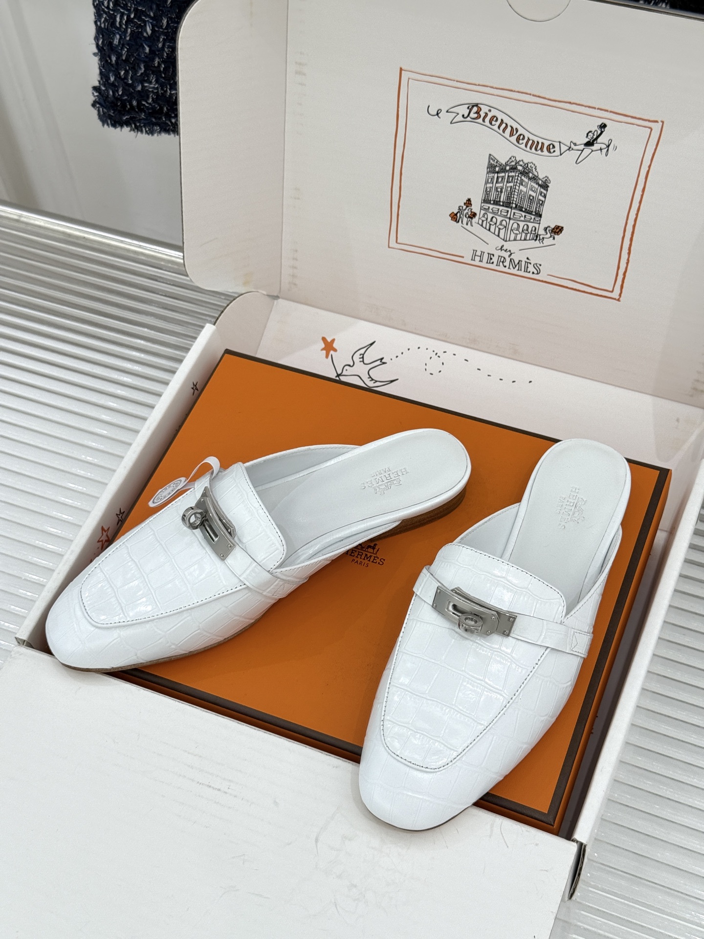 Hermès/爱马仕经典Kelly扣 鳄鱼纹包头拖穆勒半拖 鳄鱼纹泛着柔润光泽 经典Kelly扣辨识度拉满 金属扣面打磨 Hermès/爱马仕经典Kelly扣 鳄鱼纹包头拖穆勒半拖 鳄鱼纹泛着柔润光泽 经典Kelly扣辨识度拉满 金属扣面打磨