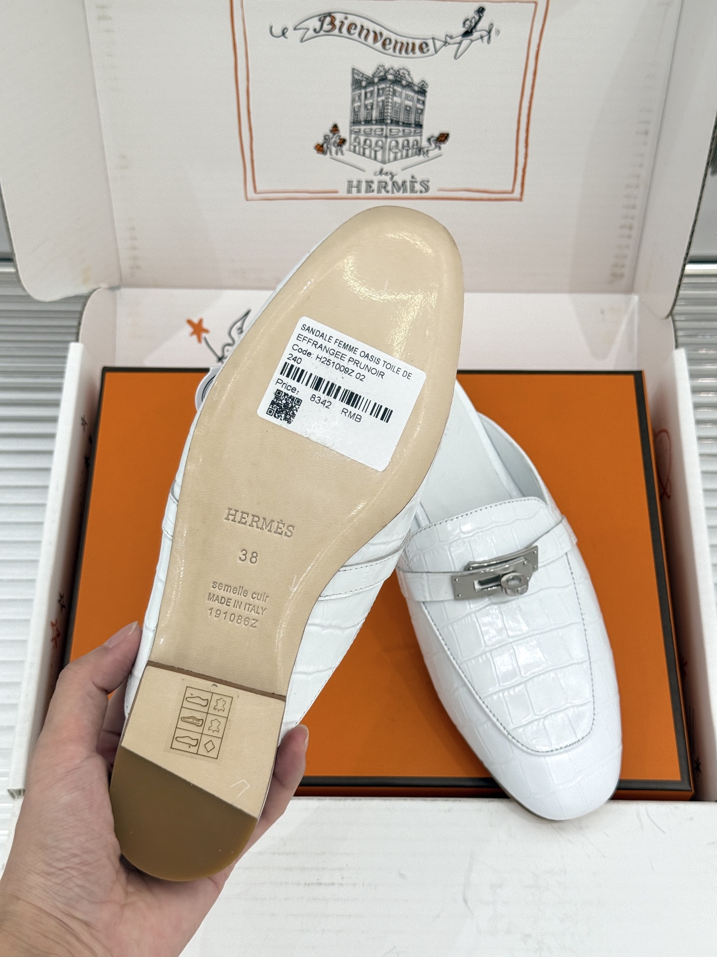 Hermès/爱马仕经典Kelly扣 鳄鱼纹包头拖穆勒半拖 鳄鱼纹泛着柔润光泽 经典Kelly扣辨识度拉满 金属扣面打磨 Hermès/爱马仕经典Kelly扣 鳄鱼纹包头拖穆勒半拖 鳄鱼纹泛着柔润光泽 经典Kelly扣辨识度拉满 金属扣面打磨