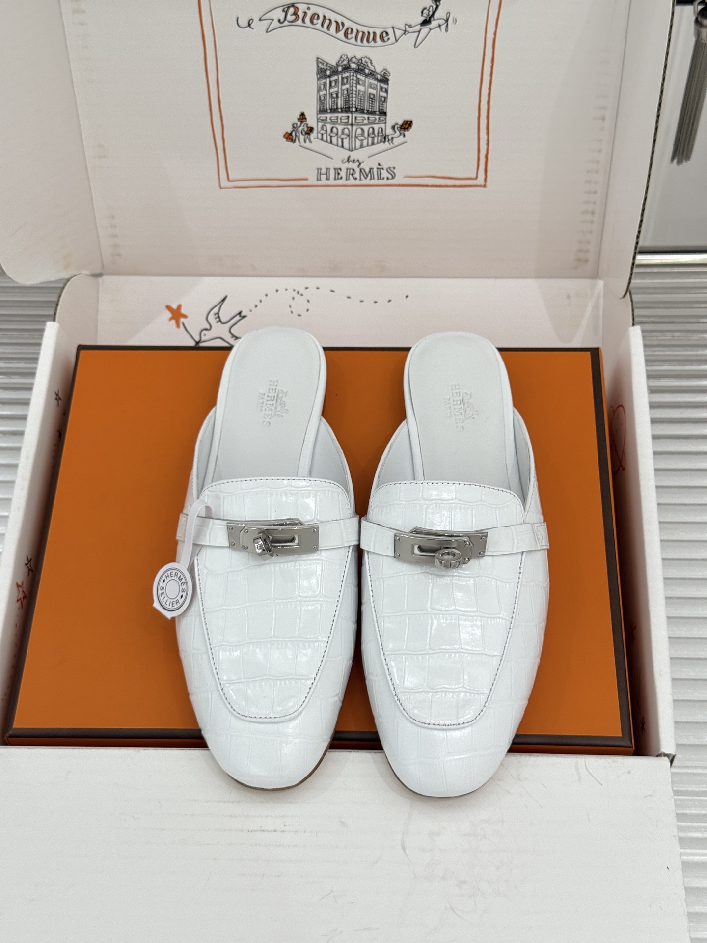Hermès/爱马仕经典Kelly扣 鳄鱼纹包头拖穆勒半拖 鳄鱼纹泛着柔润光泽 经典Kelly扣辨识度拉满 金属扣面打磨 Hermès/爱马仕经典Kelly扣 鳄鱼纹包头拖穆勒半拖 鳄鱼纹泛着柔润光泽 经典Kelly扣辨识度拉满 金属扣面打磨