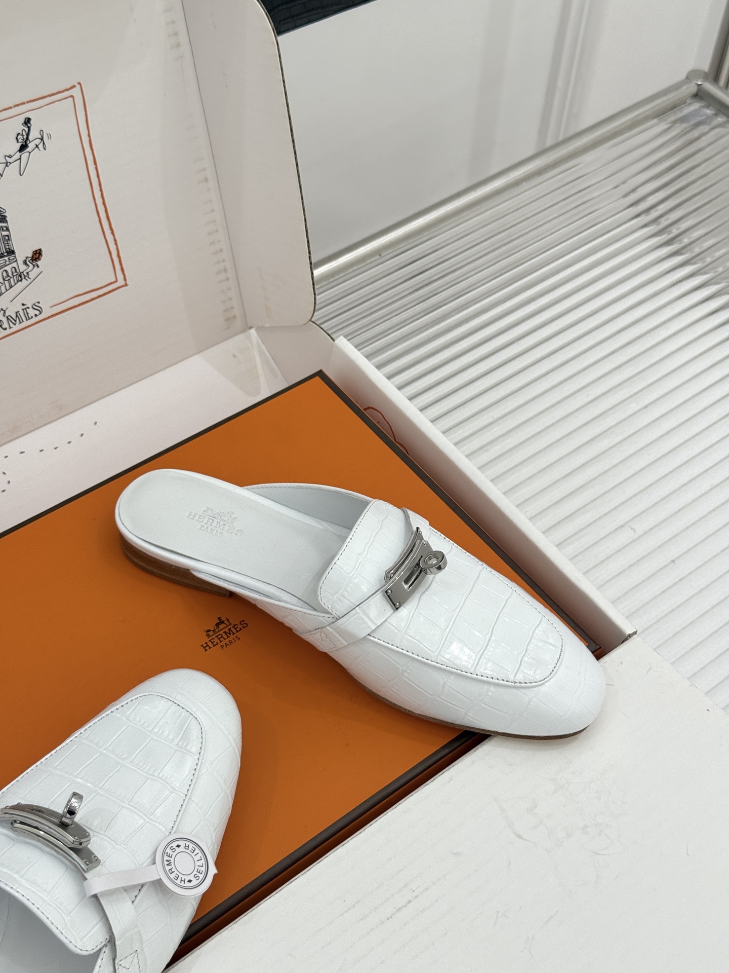 Hermès/爱马仕经典Kelly扣 鳄鱼纹包头拖穆勒半拖 鳄鱼纹泛着柔润光泽 经典Kelly扣辨识度拉满 金属扣面打磨 Hermès/爱马仕经典Kelly扣 鳄鱼纹包头拖穆勒半拖 鳄鱼纹泛着柔润光泽 经典Kelly扣辨识度拉满 金属扣面打磨