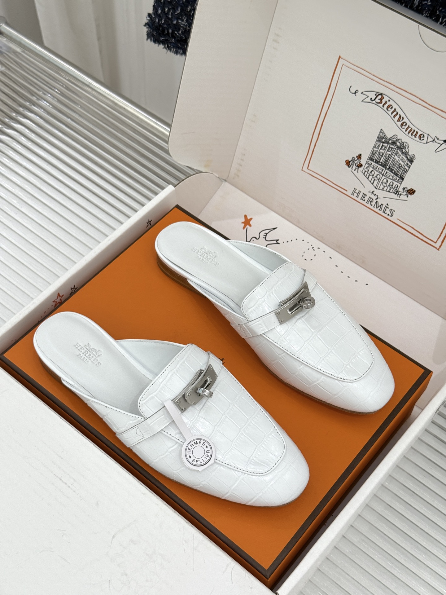 Hermès/爱马仕经典Kelly扣 鳄鱼纹包头拖穆勒半拖 鳄鱼纹泛着柔润光泽 经典Kelly扣辨识度拉满 金属扣面打磨 Hermès/爱马仕经典Kelly扣 鳄鱼纹包头拖穆勒半拖 鳄鱼纹泛着柔润光泽 经典Kelly扣辨识度拉满 金属扣面打磨
