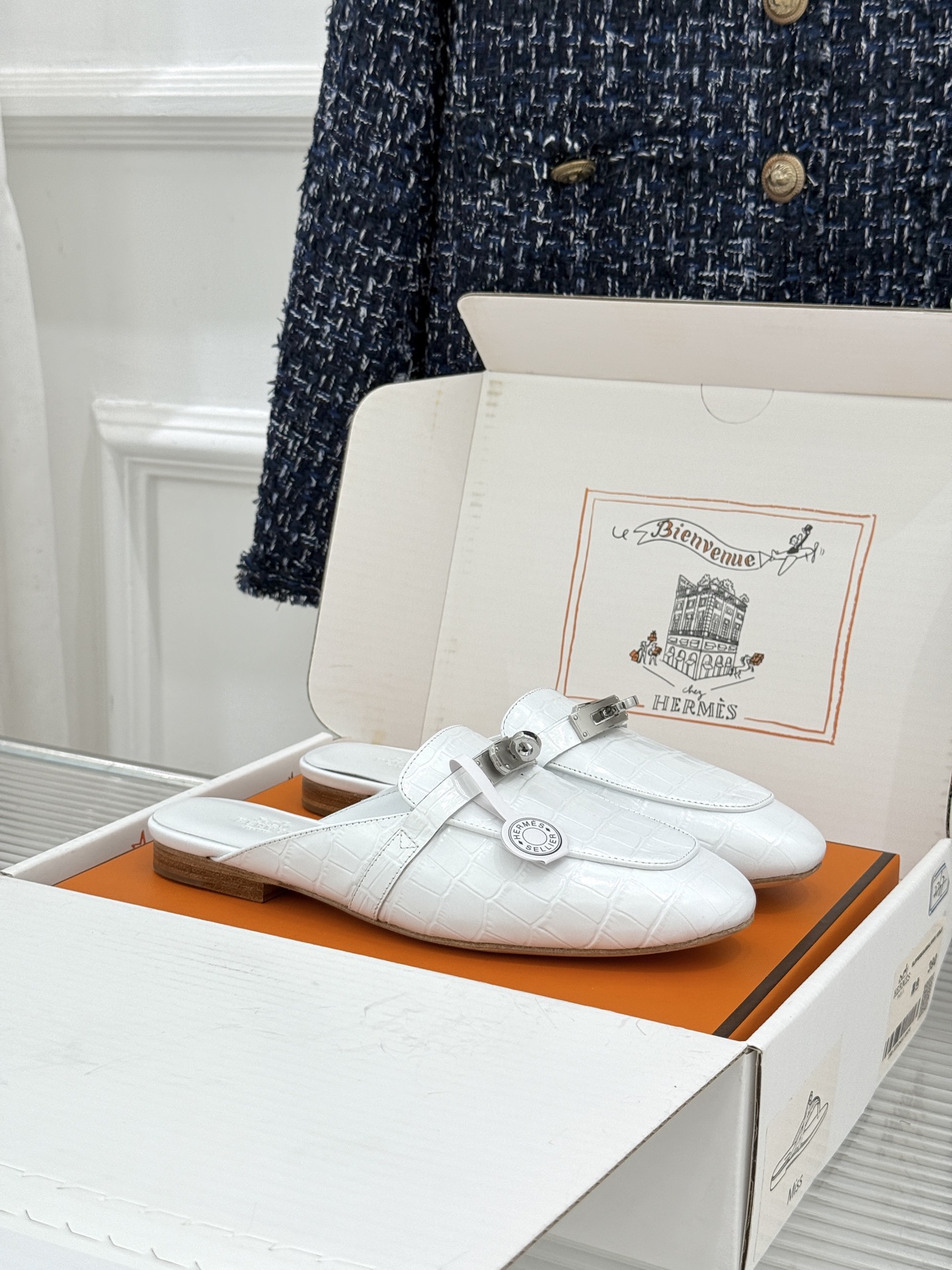 Hermès/爱马仕经典Kelly扣 鳄鱼纹包头拖穆勒半拖 鳄鱼纹泛着柔润光泽 经典Kelly扣辨识度拉满 金属扣面打磨 Hermès/爱马仕经典Kelly扣 鳄鱼纹包头拖穆勒半拖 鳄鱼纹泛着柔润光泽 经典Kelly扣辨识度拉满 金属扣面打磨