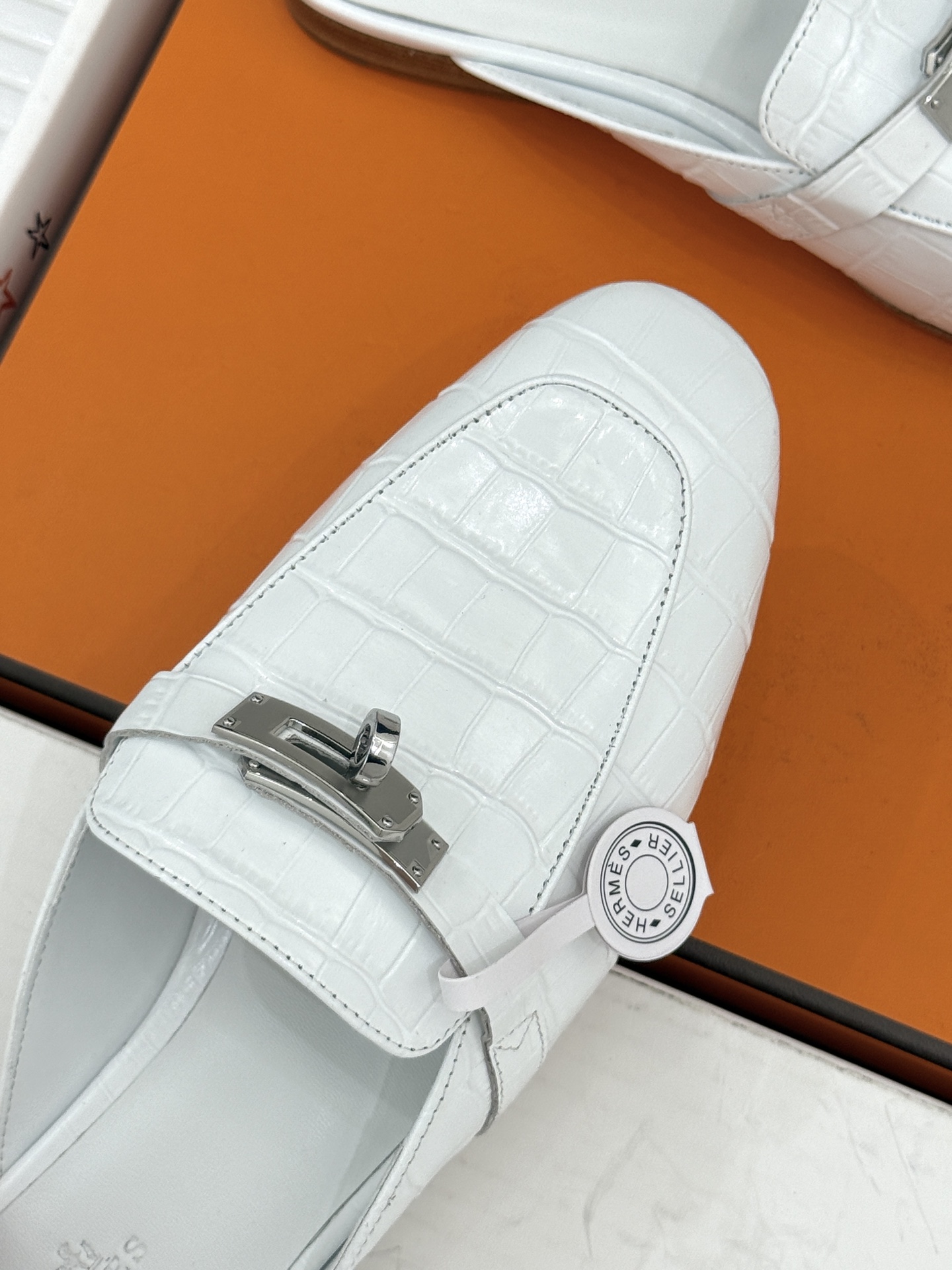 Hermès/爱马仕经典Kelly扣 鳄鱼纹包头拖穆勒半拖 鳄鱼纹泛着柔润光泽 经典Kelly扣辨识度拉满 金属扣面打磨 Hermès/爱马仕经典Kelly扣 鳄鱼纹包头拖穆勒半拖 鳄鱼纹泛着柔润光泽 经典Kelly扣辨识度拉满 金属扣面打磨