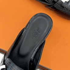 Hermès/爱马仕经典Kelly扣 鳄鱼纹包头拖穆勒半拖 鳄鱼纹泛着柔润光泽 经典Kelly扣辨识度拉满 金属扣面打磨 Hermès/爱马仕经典Kelly扣 鳄鱼纹包头拖穆勒半拖 鳄鱼纹泛着柔润光泽 经典Kelly扣辨识度拉满 金属扣面打磨