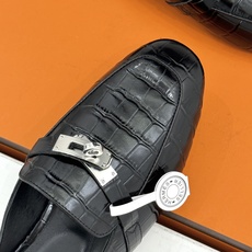 Hermès/爱马仕经典Kelly扣 鳄鱼纹包头拖穆勒半拖 鳄鱼纹泛着柔润光泽 经典Kelly扣辨识度拉满 金属扣面打磨 Hermès/爱马仕经典Kelly扣 鳄鱼纹包头拖穆勒半拖 鳄鱼纹泛着柔润光泽 经典Kelly扣辨识度拉满 金属扣面打磨