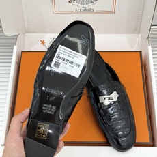 Hermès/爱马仕经典Kelly扣 鳄鱼纹包头拖穆勒半拖 鳄鱼纹泛着柔润光泽 经典Kelly扣辨识度拉满 金属扣面打磨 Hermès/爱马仕经典Kelly扣 鳄鱼纹包头拖穆勒半拖 鳄鱼纹泛着柔润光泽 经典Kelly扣辨识度拉满 金属扣面打磨