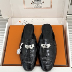 Hermès/爱马仕经典Kelly扣 鳄鱼纹包头拖穆勒半拖 鳄鱼纹泛着柔润光泽 经典Kelly扣辨识度拉满 金属扣面打磨 Hermès/爱马仕经典Kelly扣 鳄鱼纹包头拖穆勒半拖 鳄鱼纹泛着柔润光泽 经典Kelly扣辨识度拉满 金属扣面打磨