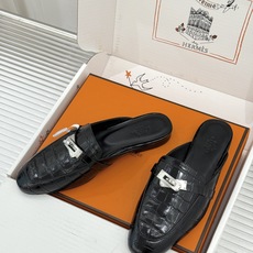 Hermès/爱马仕经典Kelly扣 鳄鱼纹包头拖穆勒半拖 鳄鱼纹泛着柔润光泽 经典Kelly扣辨识度拉满 金属扣面打磨 Hermès/爱马仕经典Kelly扣 鳄鱼纹包头拖穆勒半拖 鳄鱼纹泛着柔润光泽 经典Kelly扣辨识度拉满 金属扣面打磨