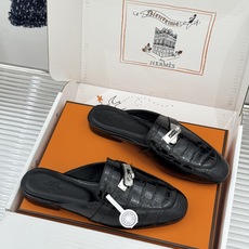 Hermès/爱马仕经典Kelly扣 鳄鱼纹包头拖穆勒半拖 鳄鱼纹泛着柔润光泽 经典Kelly扣辨识度拉满 金属扣面打磨 Hermès/爱马仕经典Kelly扣 鳄鱼纹包头拖穆勒半拖 鳄鱼纹泛着柔润光泽 经典Kelly扣辨识度拉满 金属扣面打磨