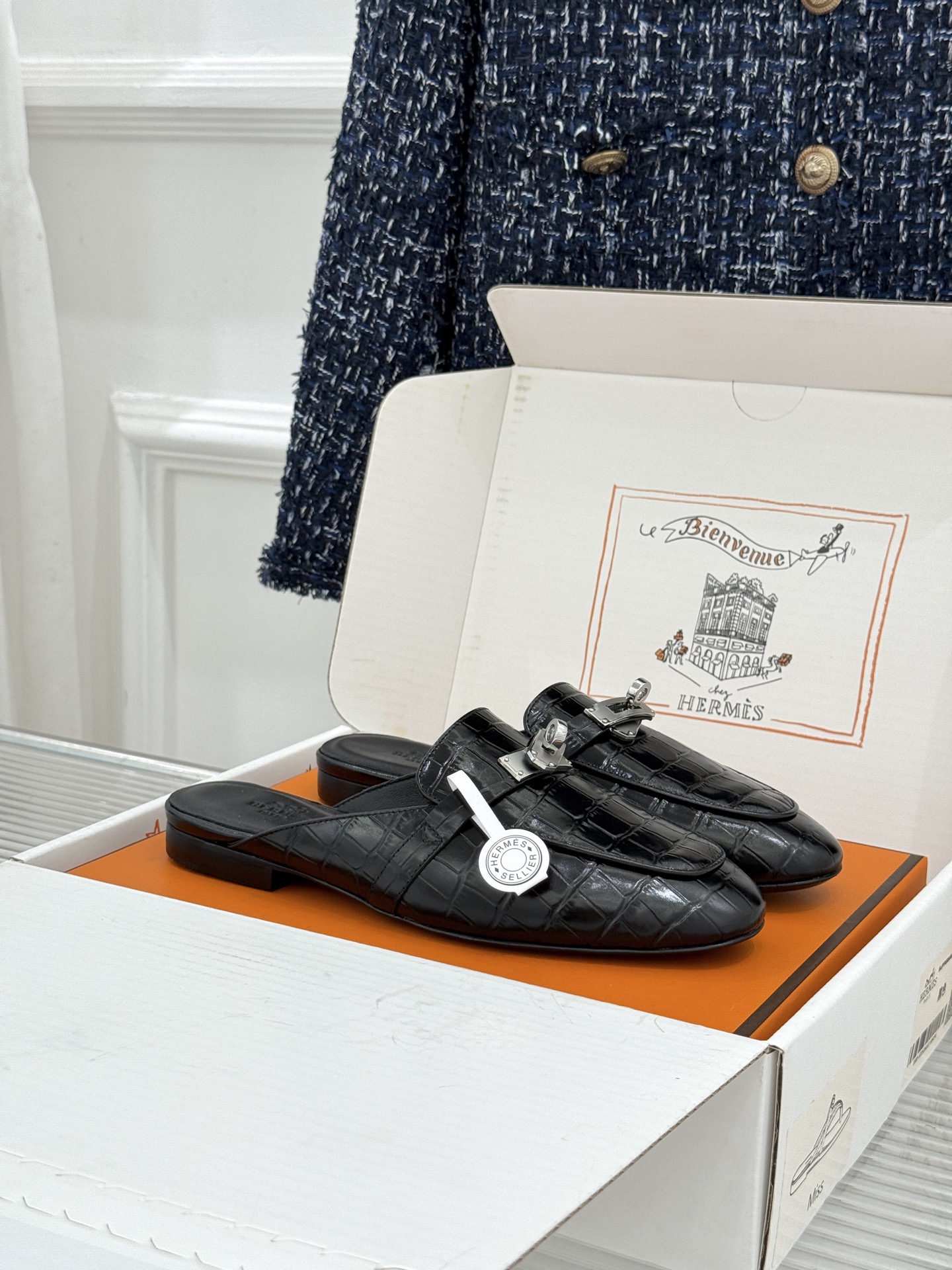 Hermès/爱马仕经典Kelly扣 鳄鱼纹包头拖穆勒半拖 鳄鱼纹泛着柔润光泽 经典Kelly扣辨识度拉满 金属扣面打磨 Hermès/爱马仕经典Kelly扣 鳄鱼纹包头拖穆勒半拖 鳄鱼纹泛着柔润光泽 经典Kelly扣辨识度拉满 金属扣面打磨