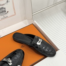 Hermès/爱马仕经典Kelly扣 鳄鱼纹包头拖穆勒半拖 鳄鱼纹泛着柔润光泽 经典Kelly扣辨识度拉满 金属扣面打磨 Hermès/爱马仕经典Kelly扣 鳄鱼纹包头拖穆勒半拖 鳄鱼纹泛着柔润光泽 经典Kelly扣辨识度拉满 金属扣面打磨