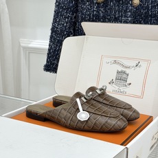 Hermès/爱马仕经典Kelly扣 鳄鱼纹包头拖穆勒半拖 鳄鱼纹泛着柔润光泽 经典Kelly扣辨识度拉满 金属扣面打磨 Hermès/爱马仕经典Kelly扣 鳄鱼纹包头拖穆勒半拖 鳄鱼纹泛着柔润光泽 经典Kelly扣辨识度拉满 金属扣面打磨