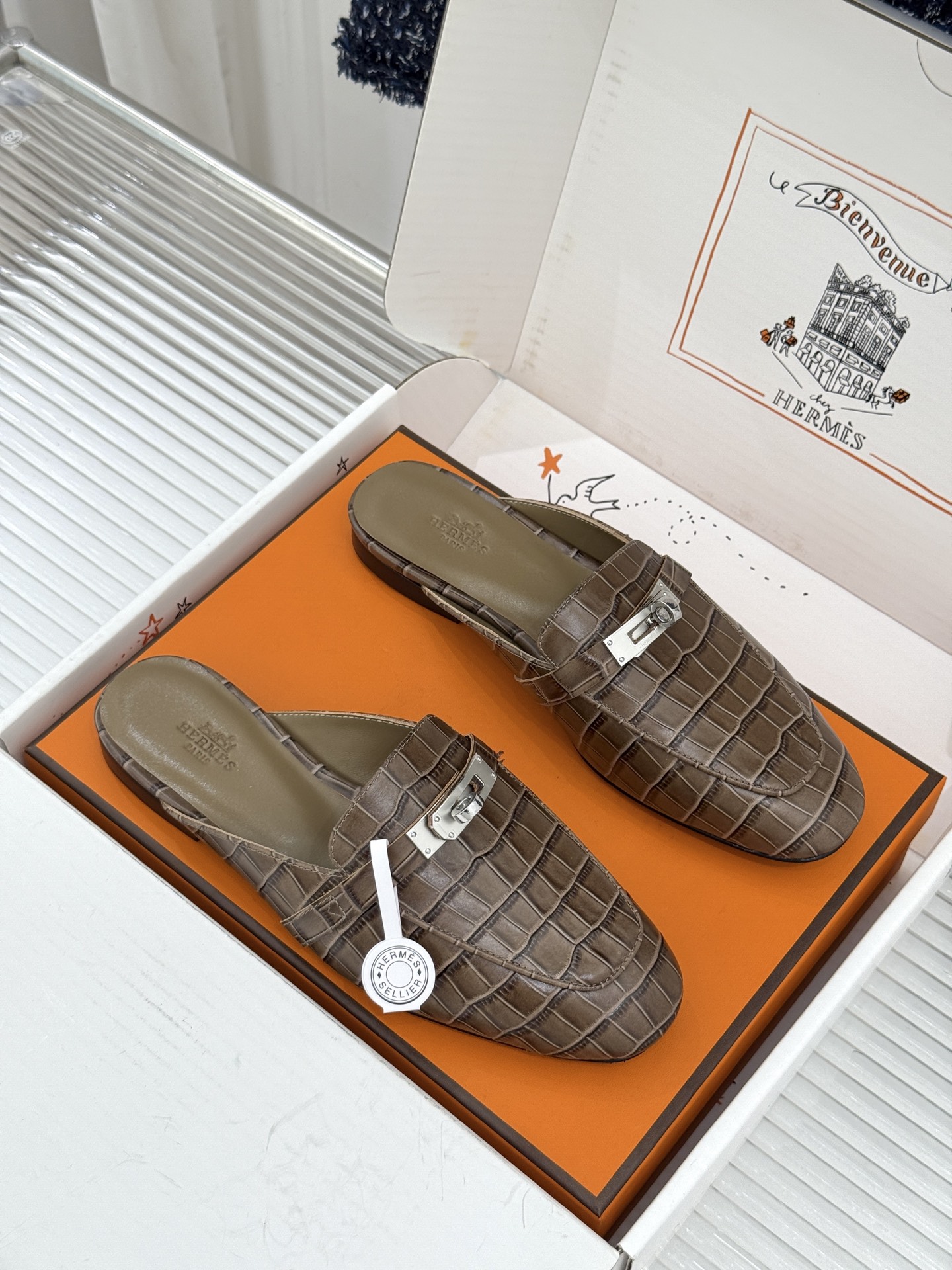 Hermès/爱马仕经典Kelly扣 鳄鱼纹包头拖穆勒半拖 鳄鱼纹泛着柔润光泽 经典Kelly扣辨识度拉满 金属扣面打磨