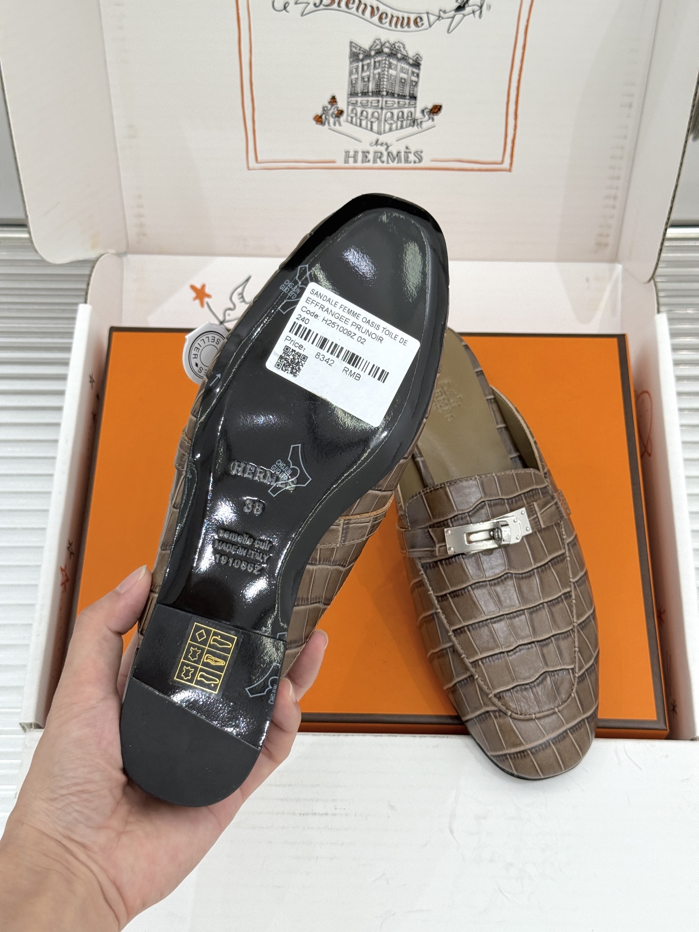 Hermès/爱马仕经典Kelly扣 鳄鱼纹包头拖穆勒半拖 鳄鱼纹泛着柔润光泽 经典Kelly扣辨识度拉满 金属扣面打磨