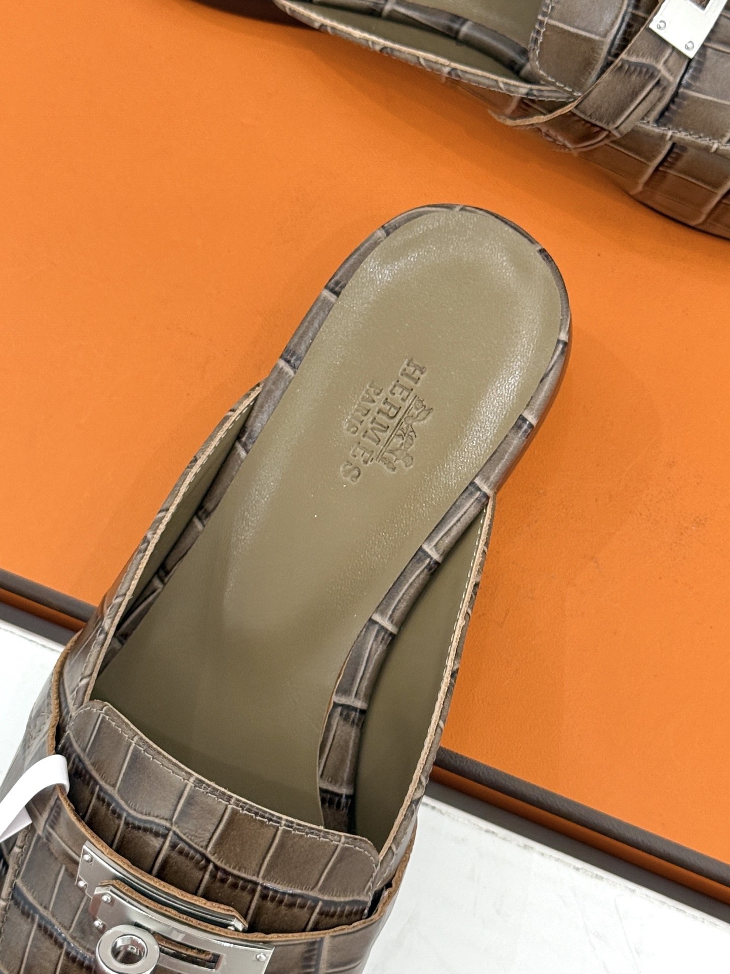Hermès/爱马仕经典Kelly扣 鳄鱼纹包头拖穆勒半拖 鳄鱼纹泛着柔润光泽 经典Kelly扣辨识度拉满 金属扣面打磨