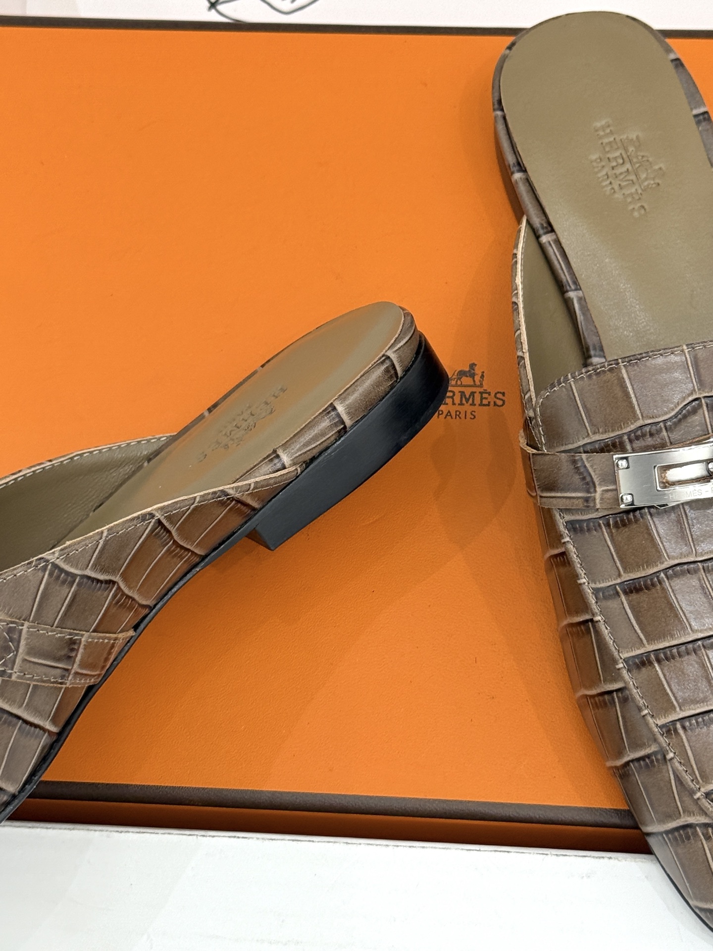Hermès/爱马仕经典Kelly扣 鳄鱼纹包头拖穆勒半拖 鳄鱼纹泛着柔润光泽 经典Kelly扣辨识度拉满 金属扣面打磨