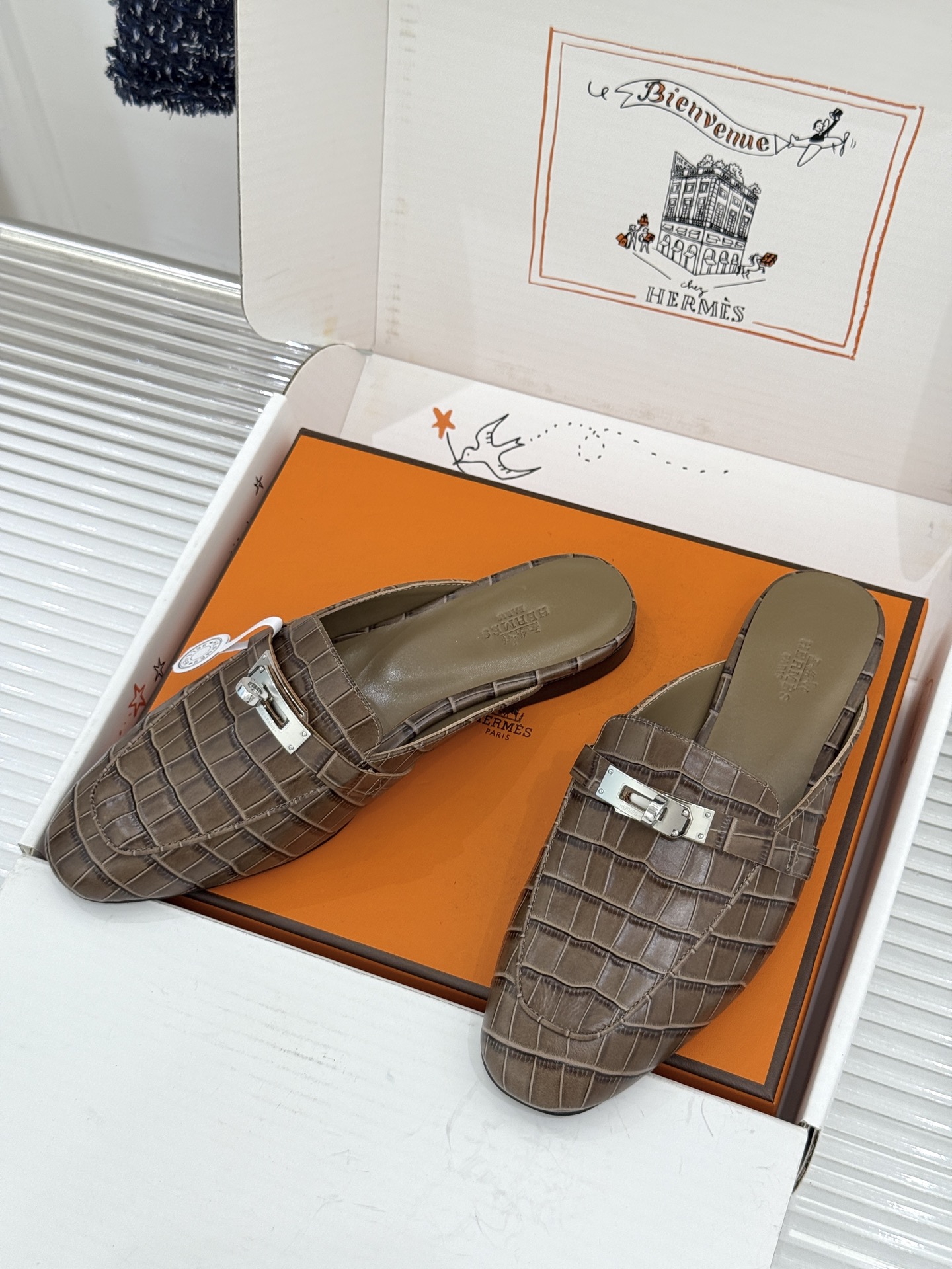 Hermès/爱马仕经典Kelly扣 鳄鱼纹包头拖穆勒半拖 鳄鱼纹泛着柔润光泽 经典Kelly扣辨识度拉满 金属扣面打磨