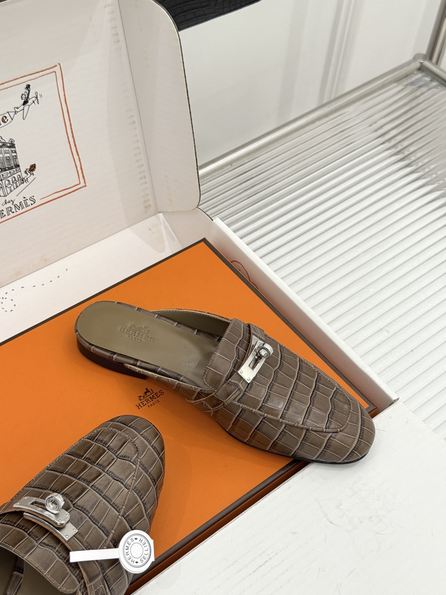 Hermès/爱马仕经典Kelly扣 鳄鱼纹包头拖穆勒半拖 鳄鱼纹泛着柔润光泽 经典Kelly扣辨识度拉满 金属扣面打磨