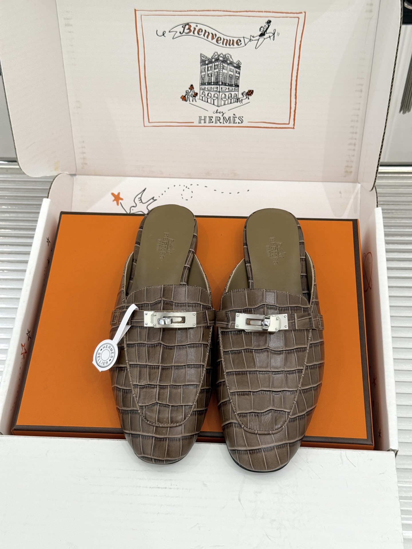 Hermès/爱马仕经典Kelly扣 鳄鱼纹包头拖穆勒半拖 鳄鱼纹泛着柔润光泽 经典Kelly扣辨识度拉满 金属扣面打磨