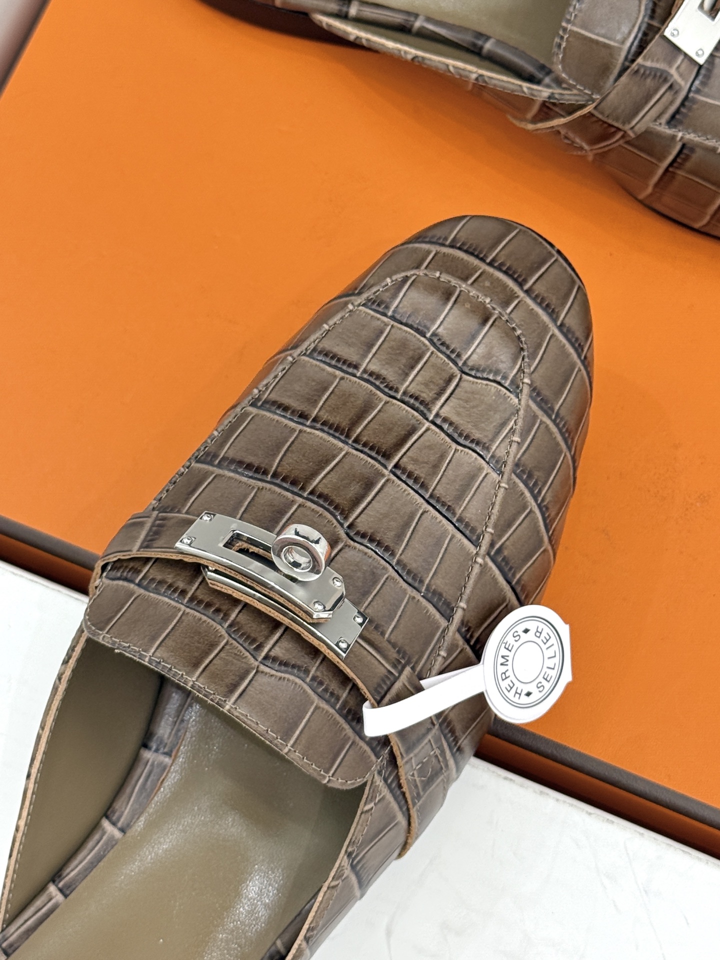 Hermès/爱马仕经典Kelly扣 鳄鱼纹包头拖穆勒半拖 鳄鱼纹泛着柔润光泽 经典Kelly扣辨识度拉满 金属扣面打磨