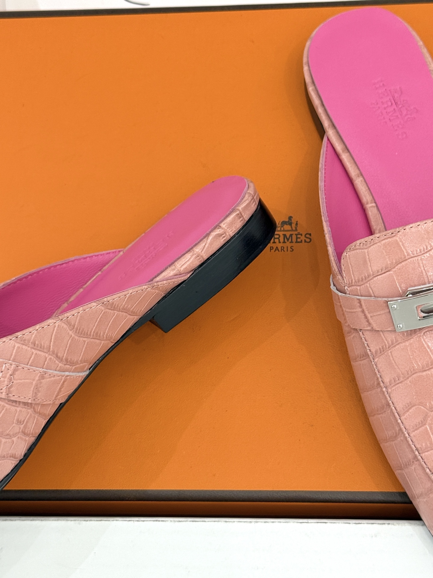 Hermès/爱马仕经典Kelly扣 鳄鱼纹包头拖穆勒半拖 鳄鱼纹泛着柔润光泽 经典Kelly扣辨识度拉满 金属扣面打磨