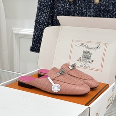 Hermès/爱马仕经典Kelly扣 鳄鱼纹包头拖穆勒半拖 鳄鱼纹泛着柔润光泽 经典Kelly扣辨识度拉满 金属扣面打磨 Hermès/爱马仕经典Kelly扣 鳄鱼纹包头拖穆勒半拖 鳄鱼纹泛着柔润光泽 经典Kelly扣辨识度拉满 金属扣面打磨
