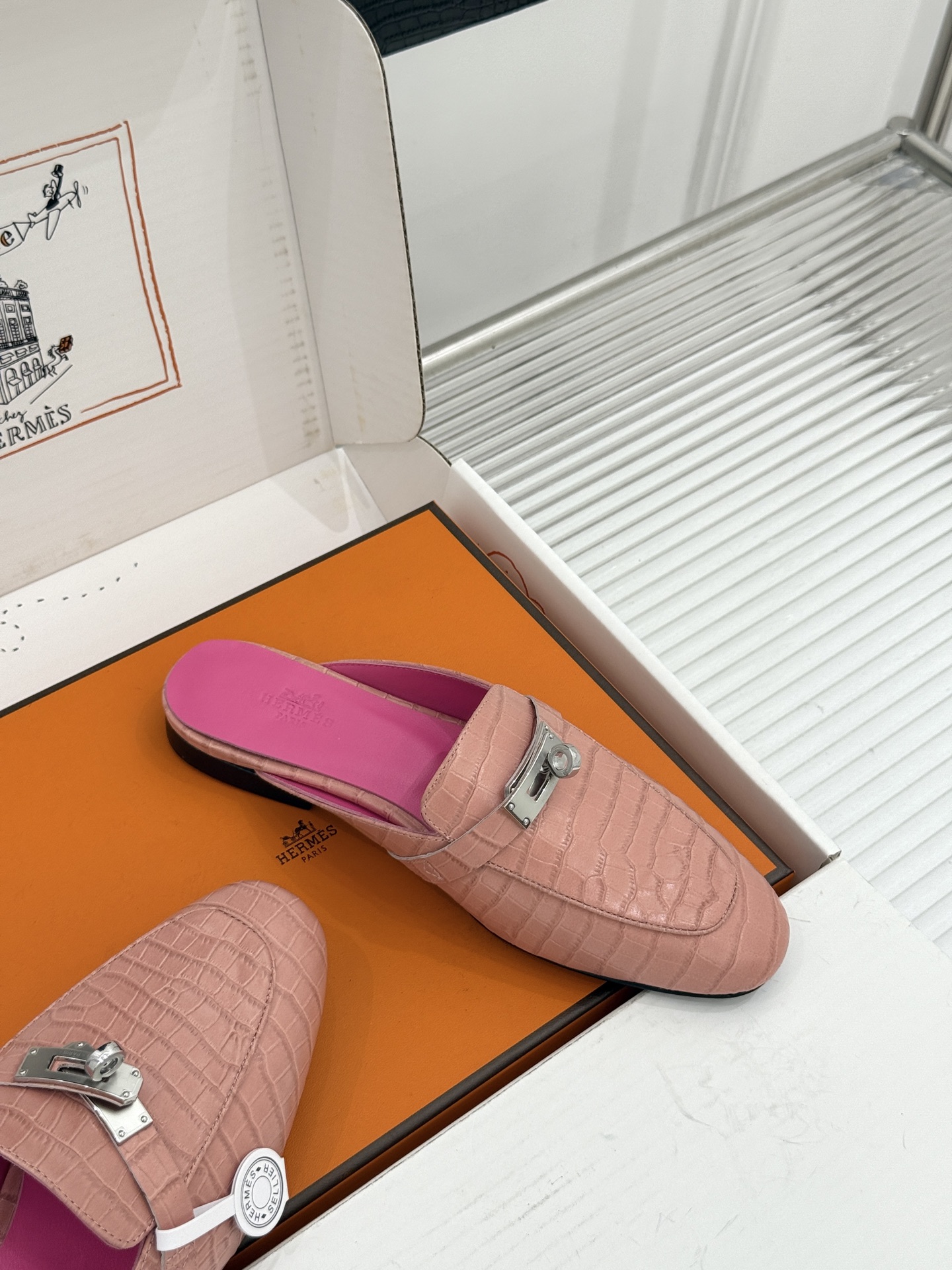 Hermès/爱马仕经典Kelly扣 鳄鱼纹包头拖穆勒半拖 鳄鱼纹泛着柔润光泽 经典Kelly扣辨识度拉满 金属扣面打磨