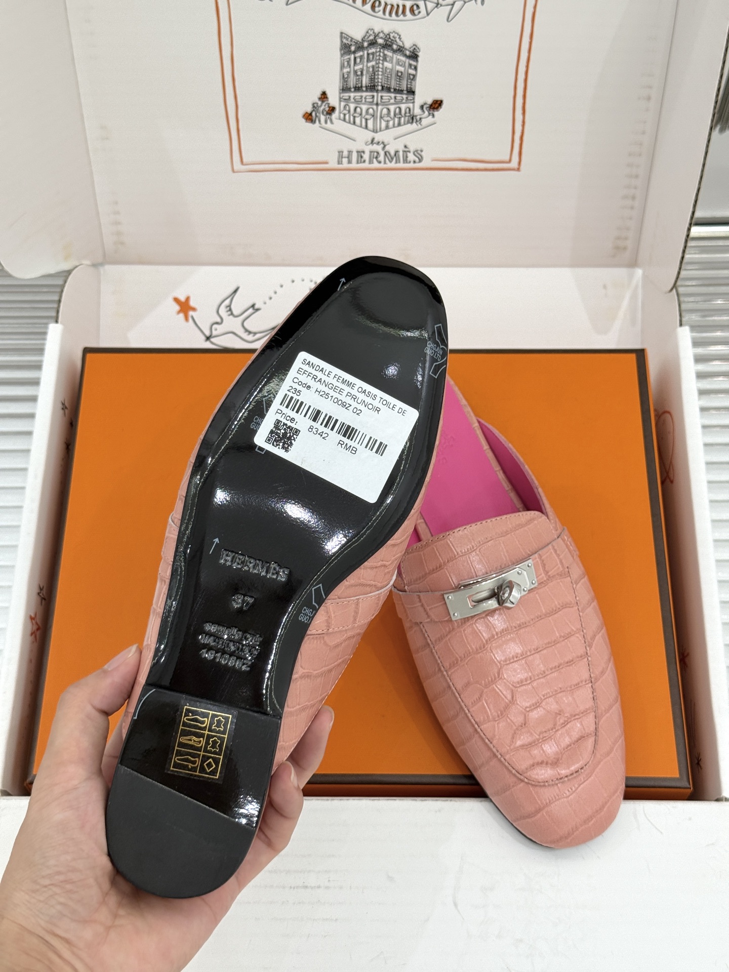 Hermès/爱马仕经典Kelly扣 鳄鱼纹包头拖穆勒半拖 鳄鱼纹泛着柔润光泽 经典Kelly扣辨识度拉满 金属扣面打磨
