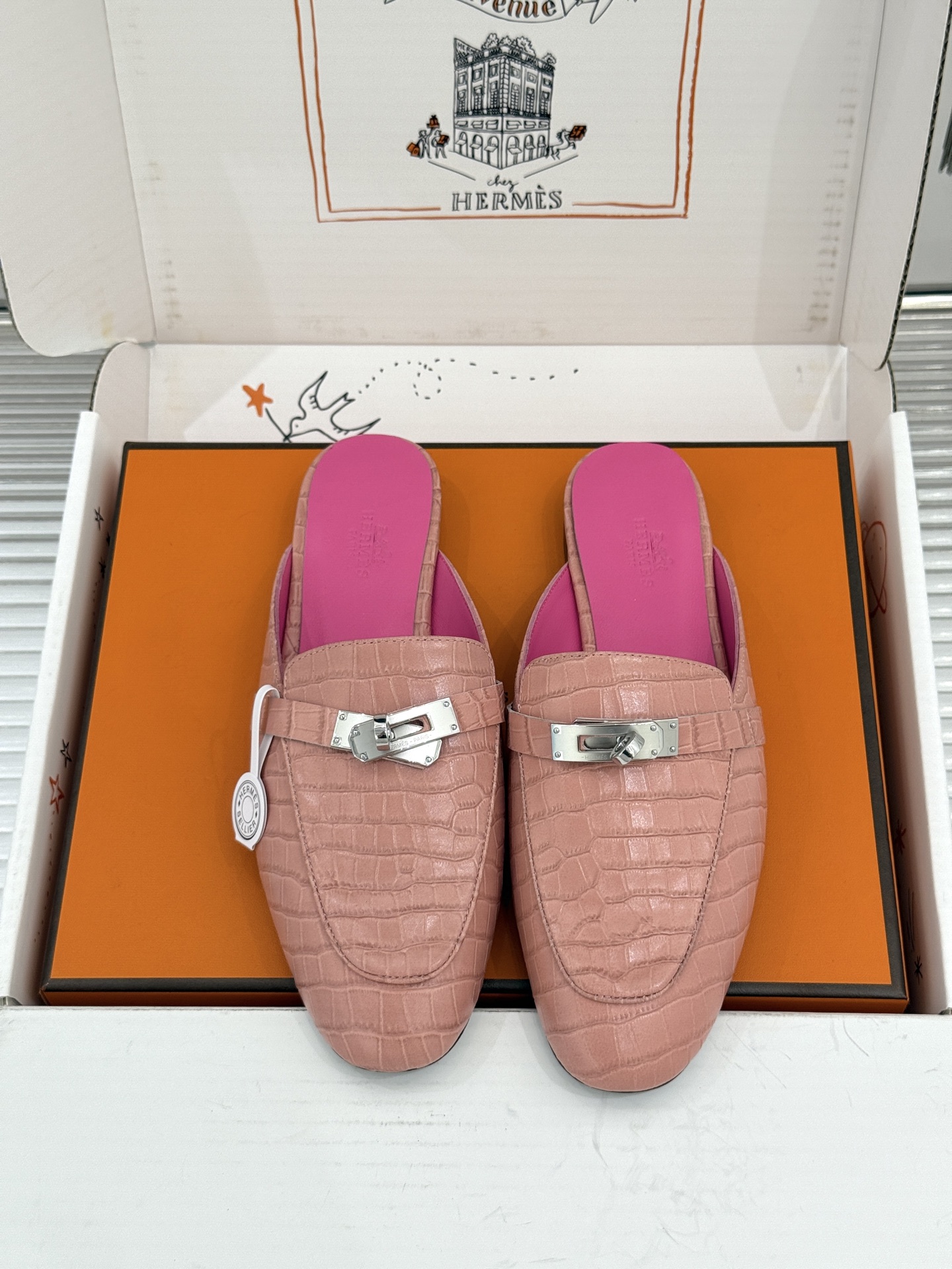 Hermès/爱马仕经典Kelly扣 鳄鱼纹包头拖穆勒半拖 鳄鱼纹泛着柔润光泽 经典Kelly扣辨识度拉满 金属扣面打磨