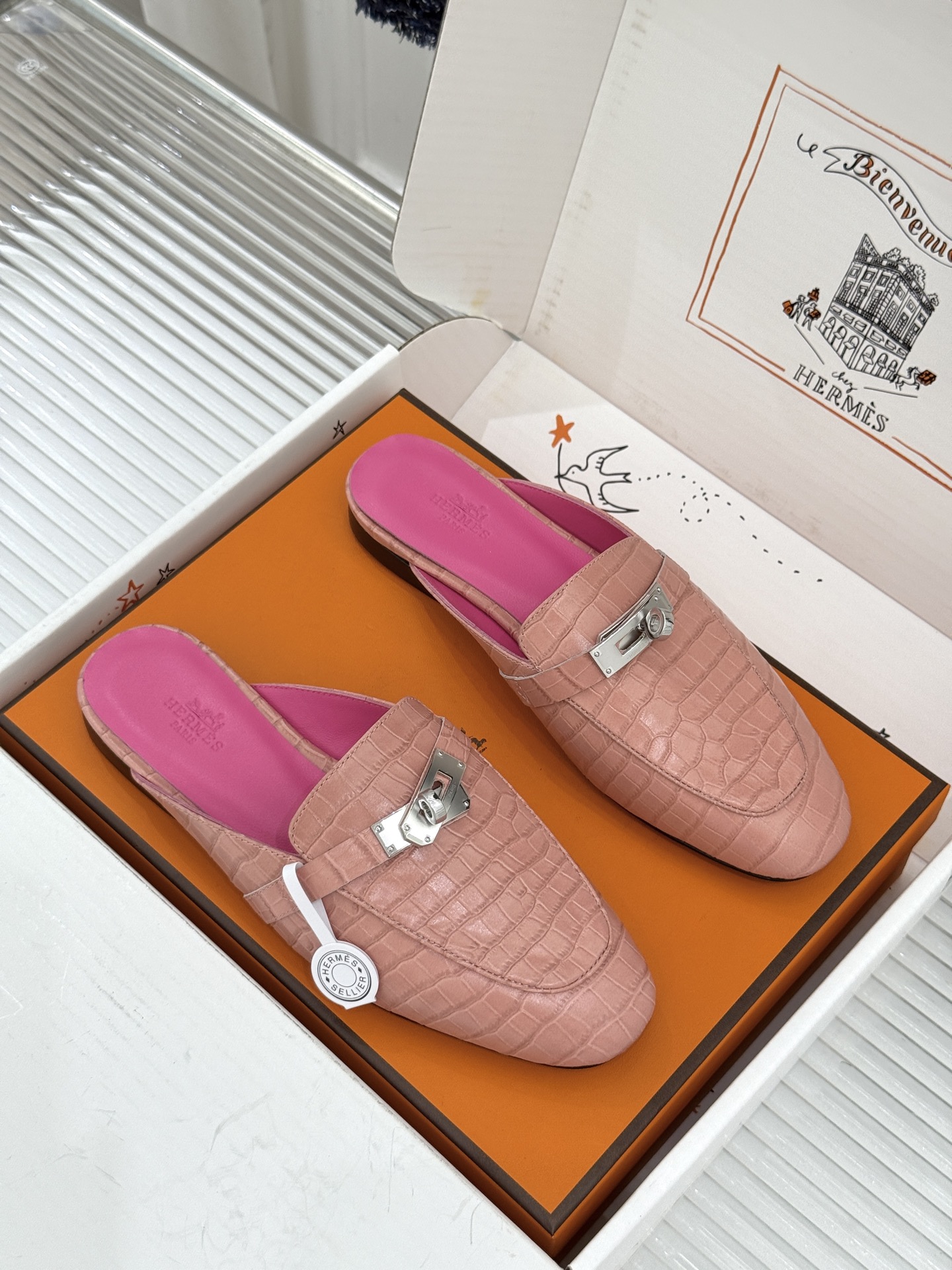 Hermès/爱马仕经典Kelly扣 鳄鱼纹包头拖穆勒半拖 鳄鱼纹泛着柔润光泽 经典Kelly扣辨识度拉满 金属扣面打磨