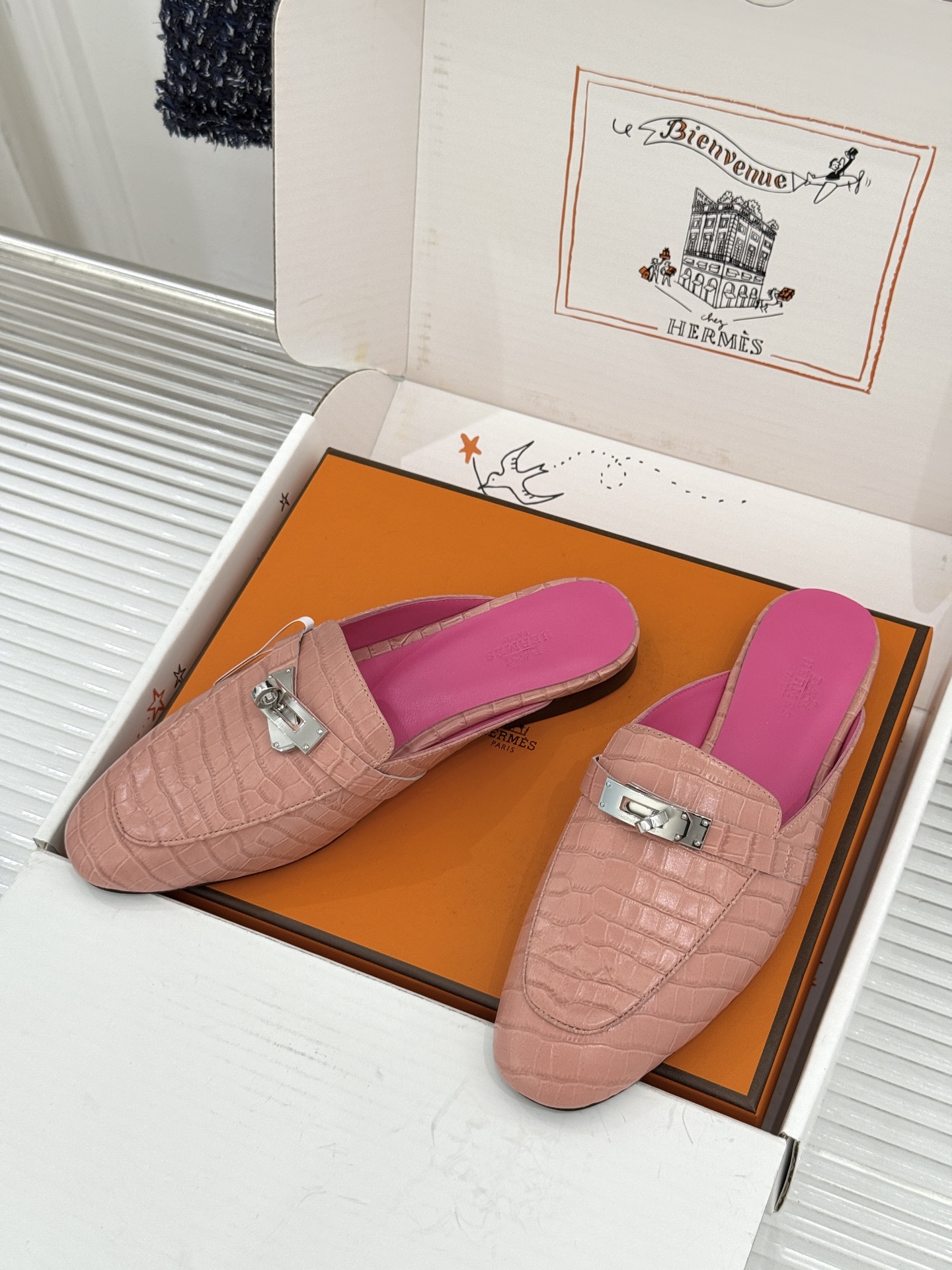 Hermès/爱马仕经典Kelly扣 鳄鱼纹包头拖穆勒半拖 鳄鱼纹泛着柔润光泽 经典Kelly扣辨识度拉满 金属扣面打磨