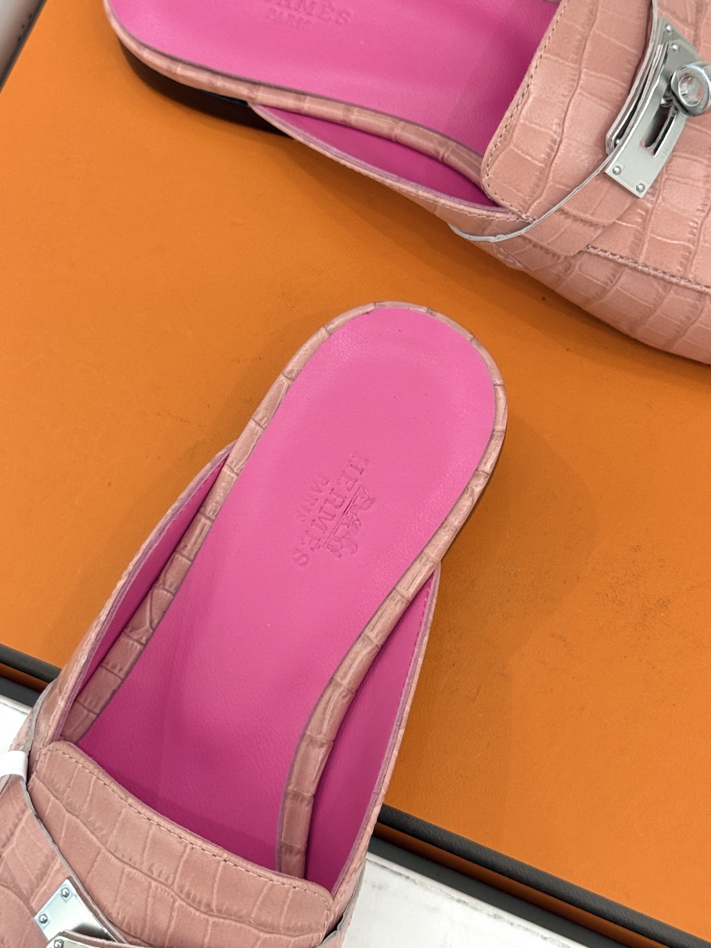 Hermès/爱马仕经典Kelly扣 鳄鱼纹包头拖穆勒半拖 鳄鱼纹泛着柔润光泽 经典Kelly扣辨识度拉满 金属扣面打磨
