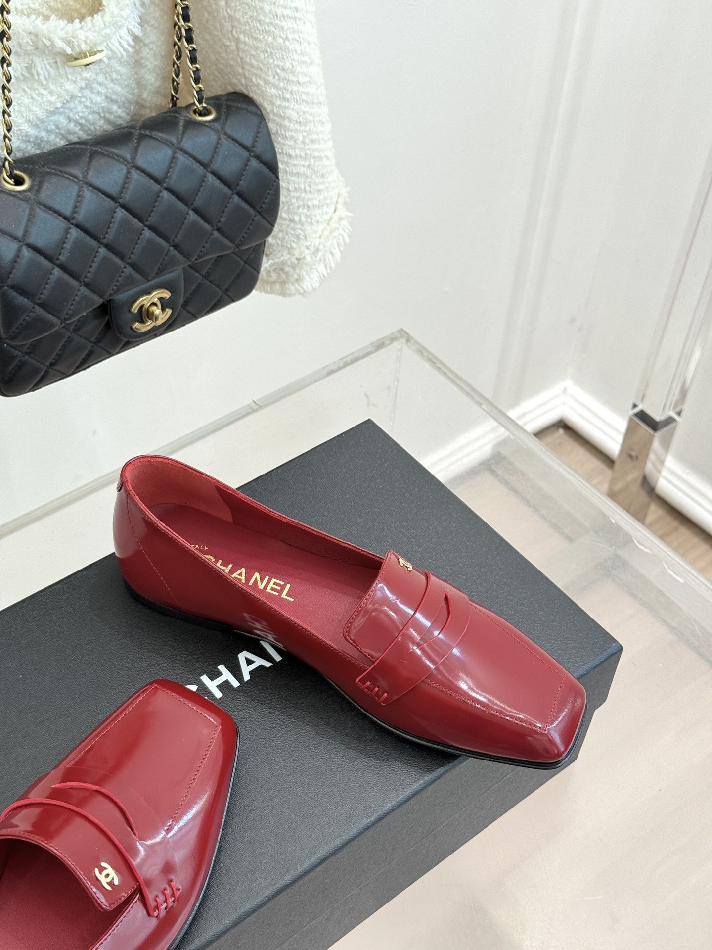 CHANE*|小香26B新品双C 方头亮皮平底乐福鞋 经典双C缀于鞋身 方头廓形利落显秀气 亮面皮革泛着柔润光泽 平底设 CHANE*|小香26B新品双C 方头亮皮平底乐福鞋 经典双C缀于鞋身 方头廓形利落显秀气 亮面皮革泛着柔润光泽 平底设