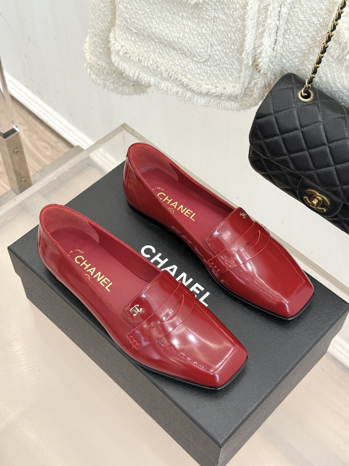 CHANE*|小香26B新品双C 方头亮皮平底乐福鞋 经典双C缀于鞋身 方头廓形利落显秀气 亮面皮革泛着柔润光泽 平底设 CHANE*|小香26B新品双C 方头亮皮平底乐福鞋 经典双C缀于鞋身 方头廓形利落显秀气 亮面皮革泛着柔润光泽 平底设