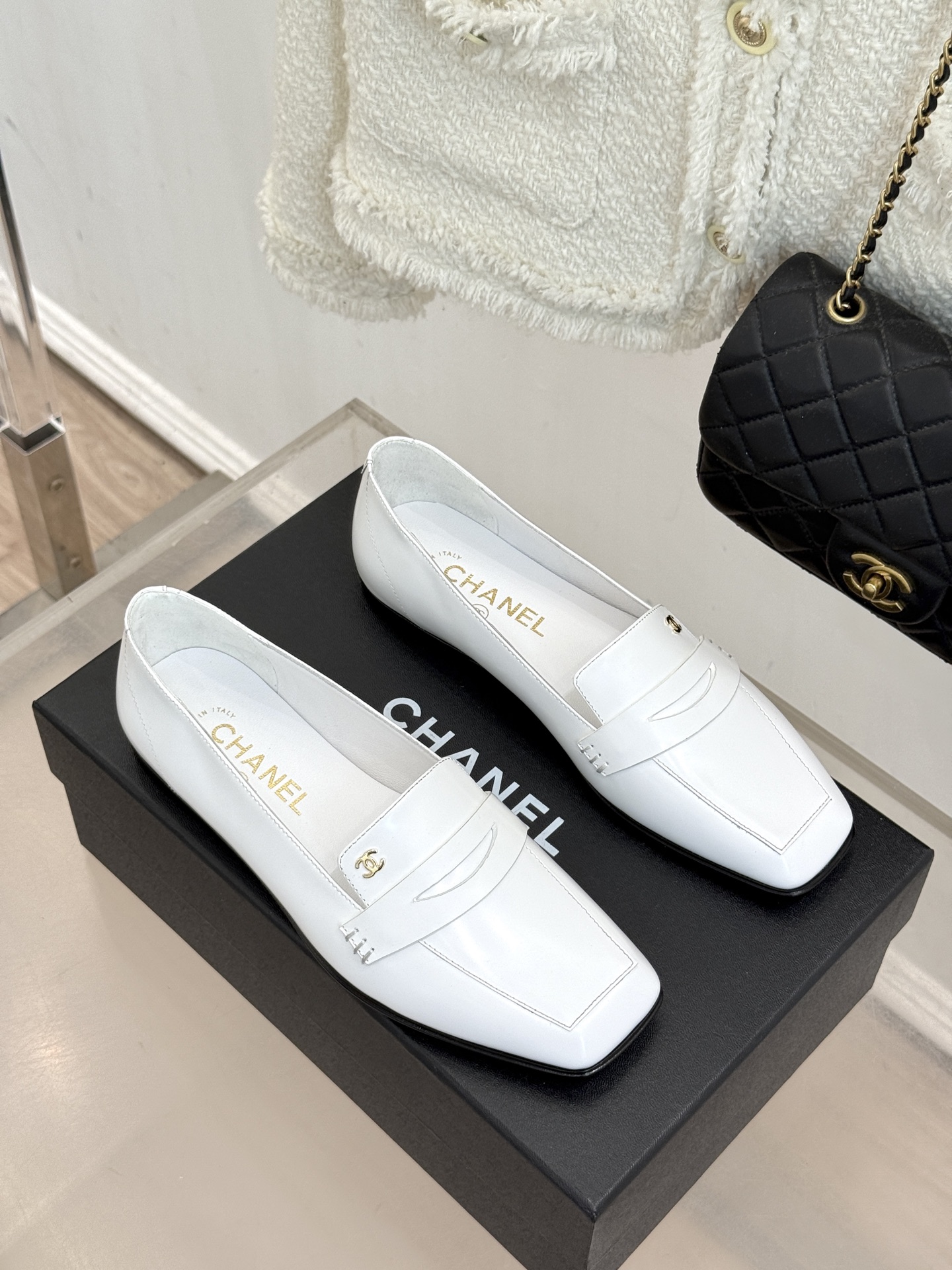 CHANE*|小香26B新品双C 方头亮皮平底乐福鞋 经典双C缀于鞋身 方头廓形利落显秀气 亮面皮革泛着柔润光泽 平底设 CHANE*|小香26B新品双C 方头亮皮平底乐福鞋 经典双C缀于鞋身 方头廓形利落显秀气 亮面皮革泛着柔润光泽 平底设