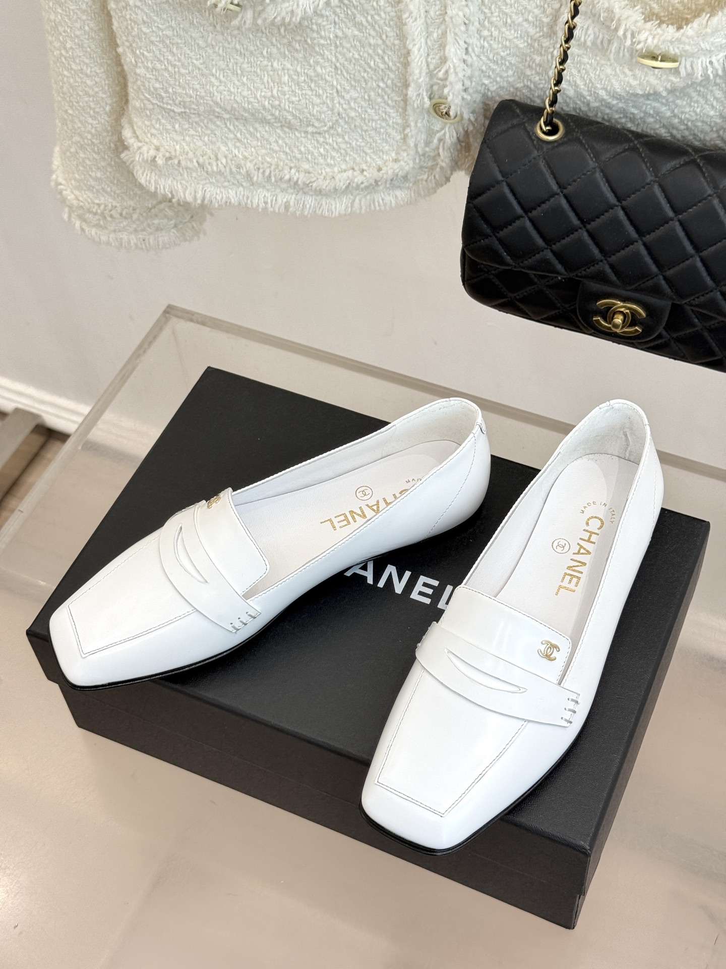 CHANE*|小香26B新品双C 方头亮皮平底乐福鞋 经典双C缀于鞋身 方头廓形利落显秀气 亮面皮革泛着柔润光泽 平底设 CHANE*|小香26B新品双C 方头亮皮平底乐福鞋 经典双C缀于鞋身 方头廓形利落显秀气 亮面皮革泛着柔润光泽 平底设