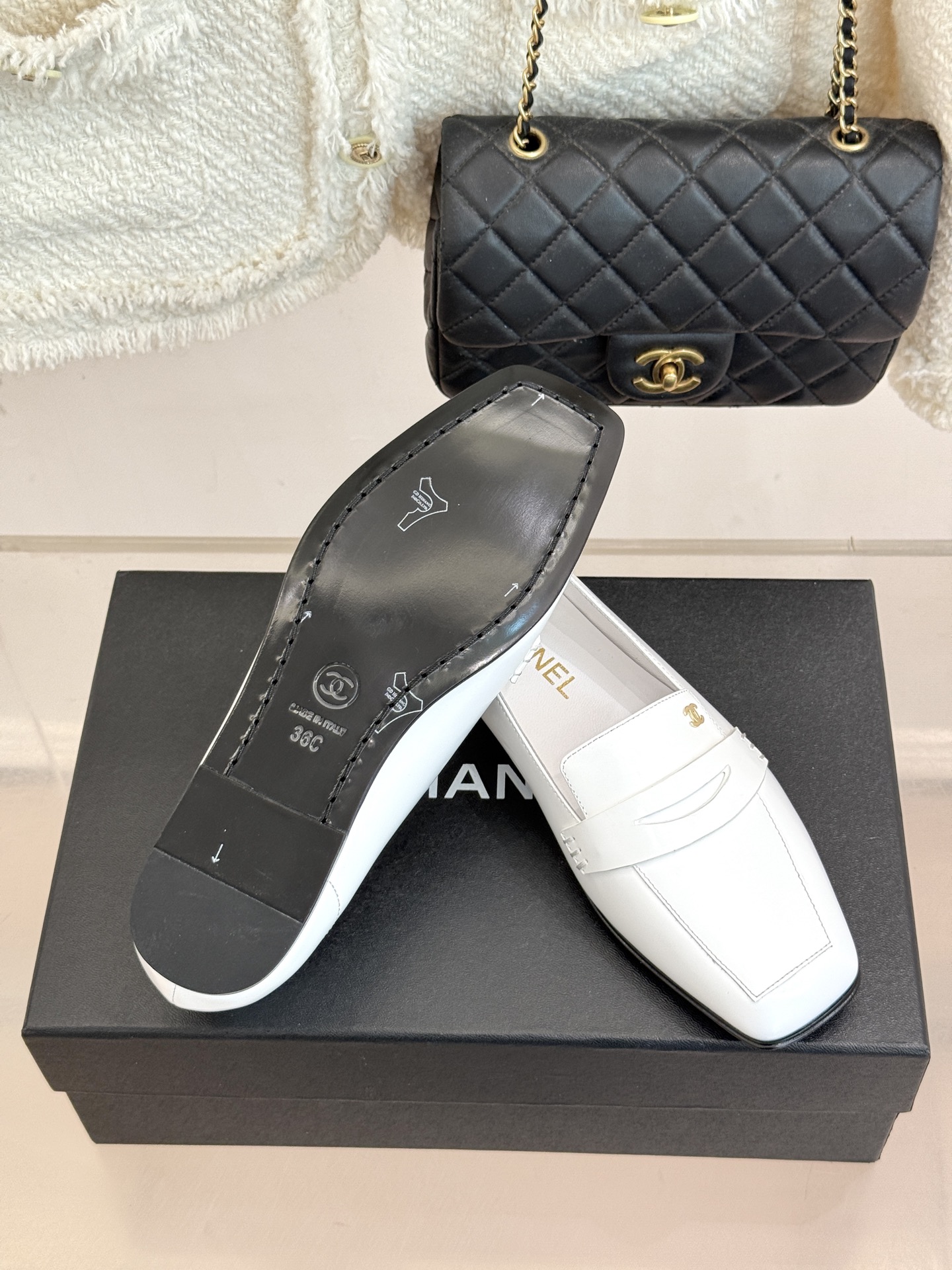 CHANE*|小香26B新品双C 方头亮皮平底乐福鞋 经典双C缀于鞋身 方头廓形利落显秀气 亮面皮革泛着柔润光泽 平底设 CHANE*|小香26B新品双C 方头亮皮平底乐福鞋 经典双C缀于鞋身 方头廓形利落显秀气 亮面皮革泛着柔润光泽 平底设