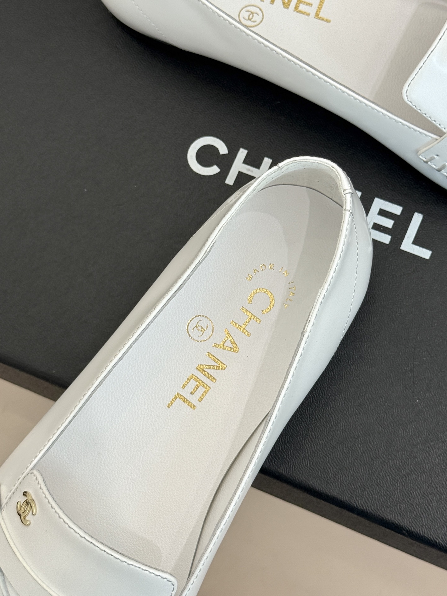 CHANE*|小香26B新品双C 方头亮皮平底乐福鞋 经典双C缀于鞋身 方头廓形利落显秀气 亮面皮革泛着柔润光泽 平底设 CHANE*|小香26B新品双C 方头亮皮平底乐福鞋 经典双C缀于鞋身 方头廓形利落显秀气 亮面皮革泛着柔润光泽 平底设