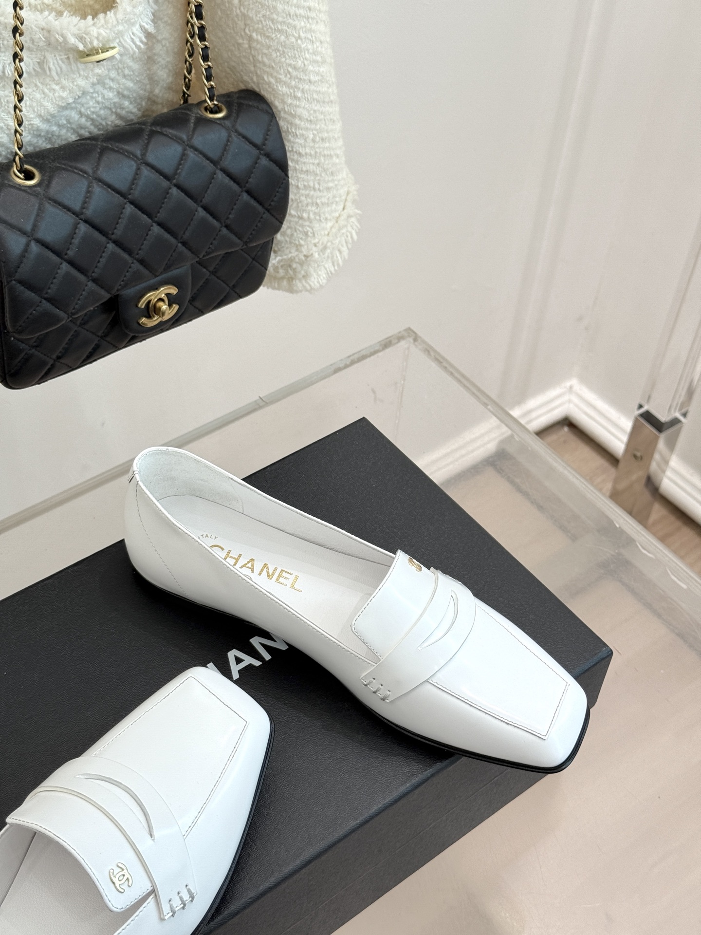 CHANE*|小香26B新品双C 方头亮皮平底乐福鞋 经典双C缀于鞋身 方头廓形利落显秀气 亮面皮革泛着柔润光泽 平底设 CHANE*|小香26B新品双C 方头亮皮平底乐福鞋 经典双C缀于鞋身 方头廓形利落显秀气 亮面皮革泛着柔润光泽 平底设