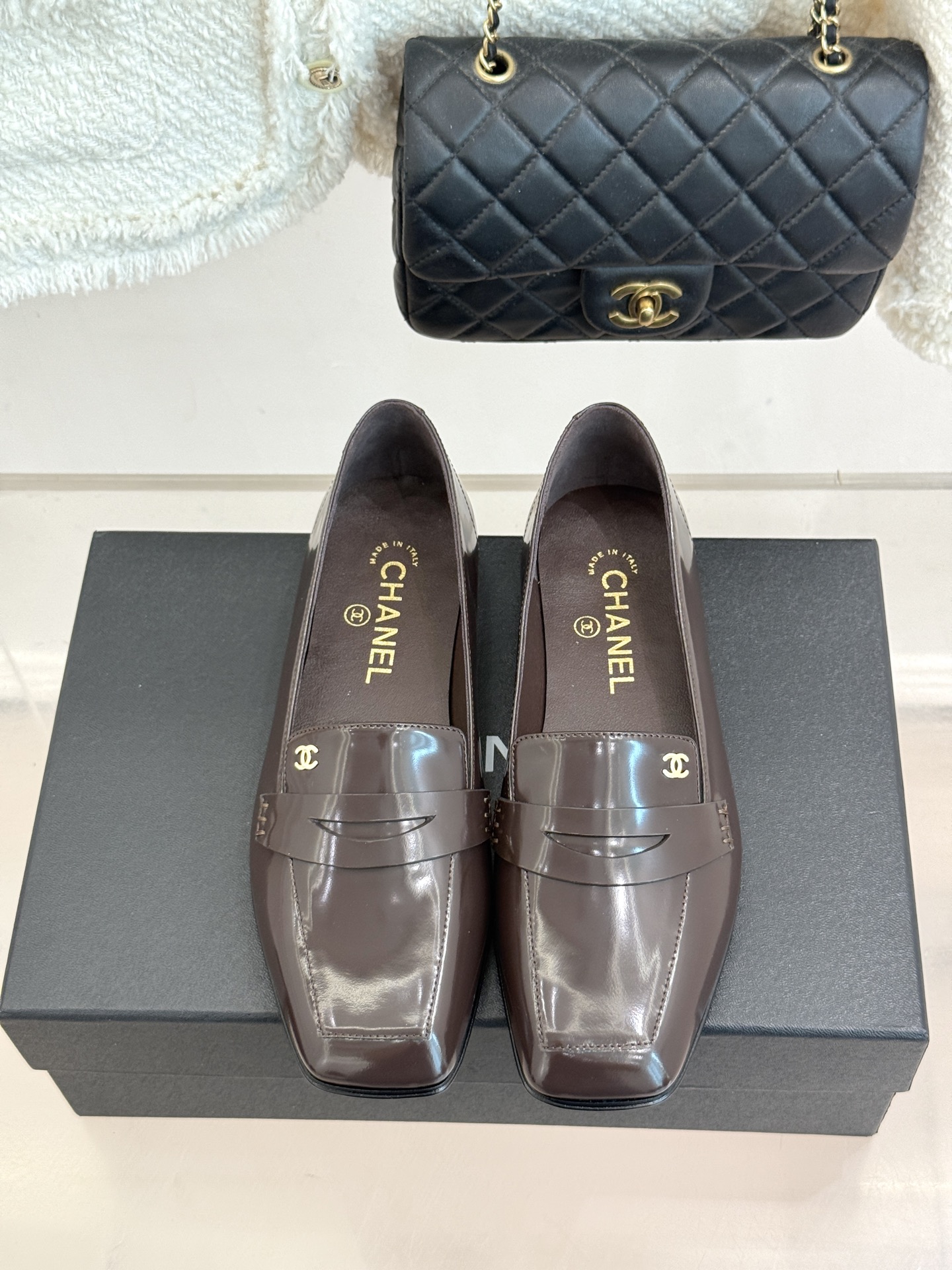 CHANE*|小香26B新品双C 方头亮皮平底乐福鞋 经典双C缀于鞋身 方头廓形利落显秀气 亮面皮革泛着柔润光泽 平底设 CHANE*|小香26B新品双C 方头亮皮平底乐福鞋 经典双C缀于鞋身 方头廓形利落显秀气 亮面皮革泛着柔润光泽 平底设