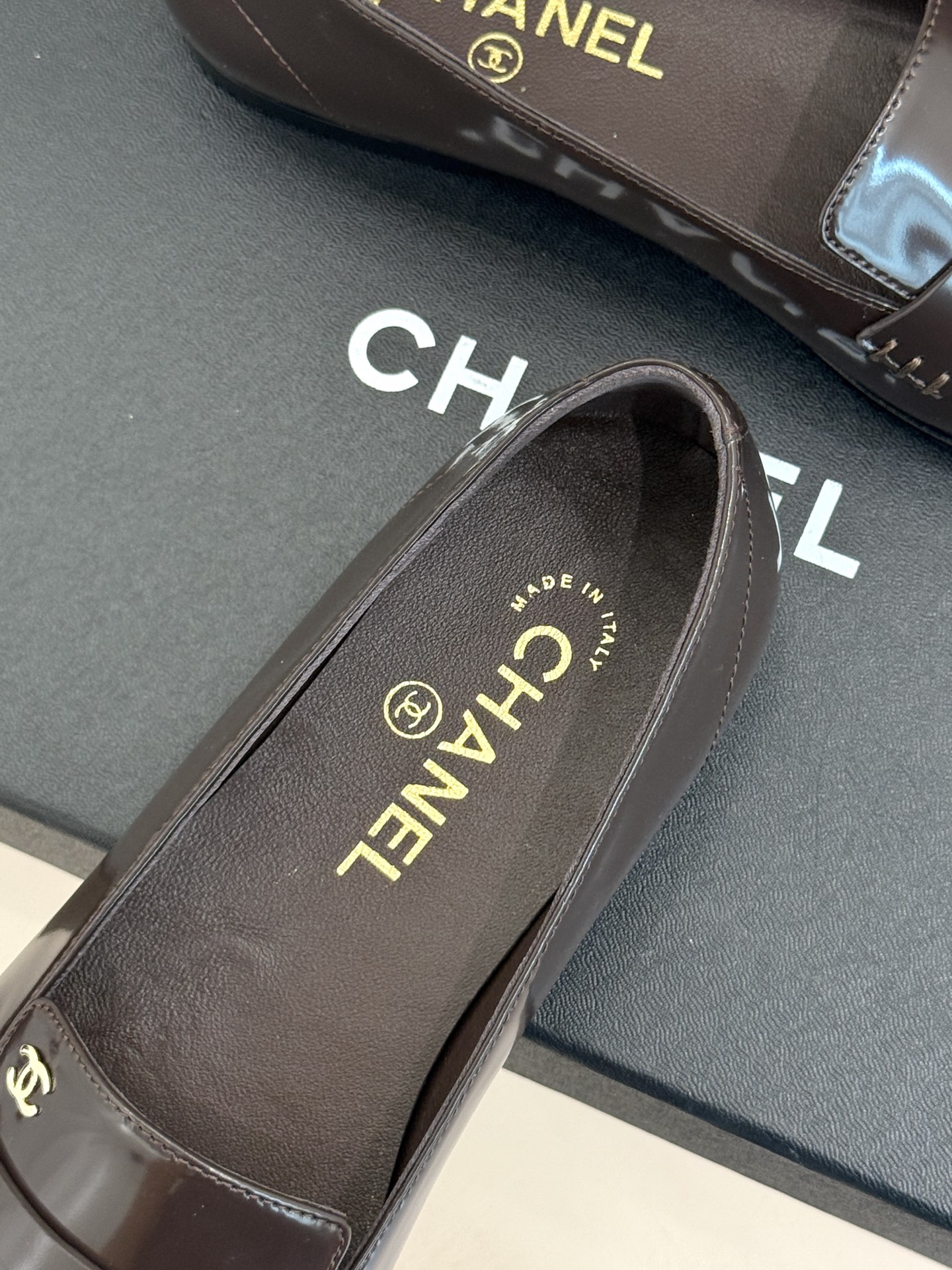 CHANE*|小香26B新品双C 方头亮皮平底乐福鞋 经典双C缀于鞋身 方头廓形利落显秀气 亮面皮革泛着柔润光泽 平底设 CHANE*|小香26B新品双C 方头亮皮平底乐福鞋 经典双C缀于鞋身 方头廓形利落显秀气 亮面皮革泛着柔润光泽 平底设