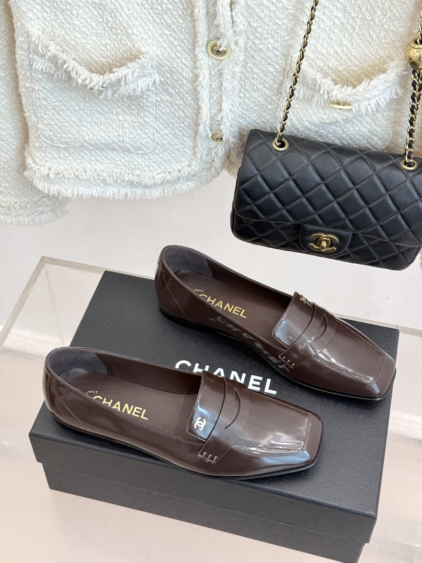 CHANE*|小香26B新品双C 方头亮皮平底乐福鞋 经典双C缀于鞋身 方头廓形利落显秀气 亮面皮革泛着柔润光泽 平底设 CHANE*|小香26B新品双C 方头亮皮平底乐福鞋 经典双C缀于鞋身 方头廓形利落显秀气 亮面皮革泛着柔润光泽 平底设