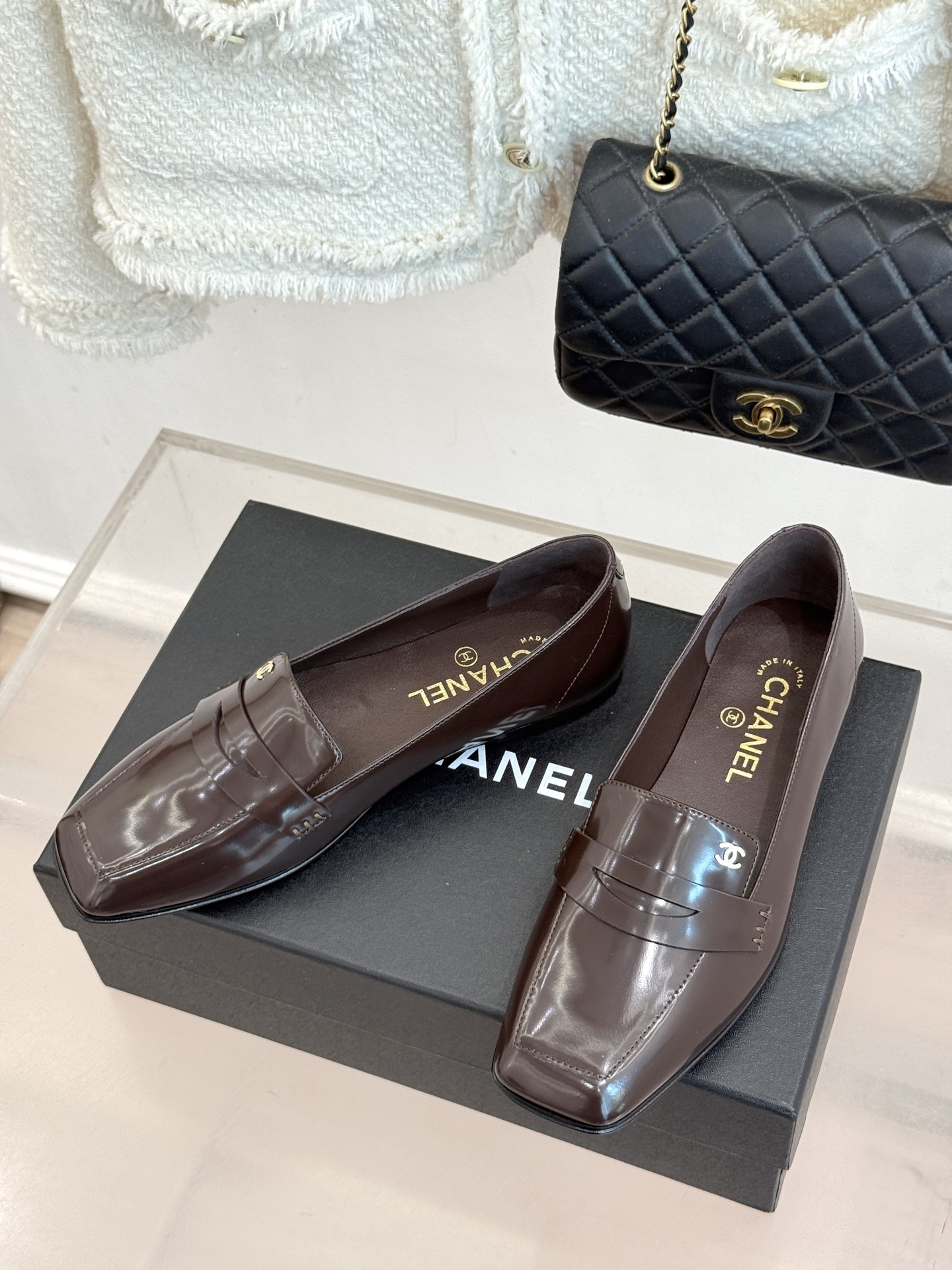 CHANE*|小香26B新品双C 方头亮皮平底乐福鞋 经典双C缀于鞋身 方头廓形利落显秀气 亮面皮革泛着柔润光泽 平底设 CHANE*|小香26B新品双C 方头亮皮平底乐福鞋 经典双C缀于鞋身 方头廓形利落显秀气 亮面皮革泛着柔润光泽 平底设