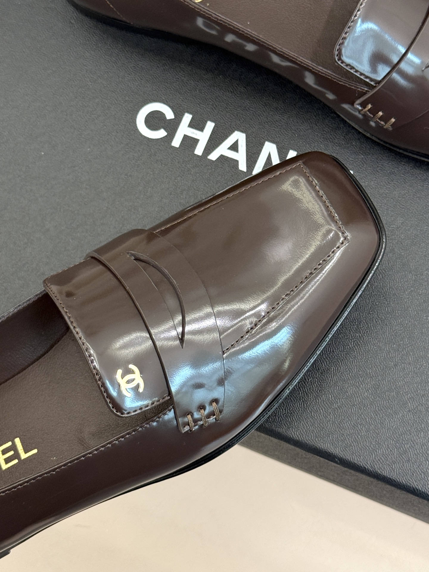 CHANE*|小香26B新品双C 方头亮皮平底乐福鞋 经典双C缀于鞋身 方头廓形利落显秀气 亮面皮革泛着柔润光泽 平底设 CHANE*|小香26B新品双C 方头亮皮平底乐福鞋 经典双C缀于鞋身 方头廓形利落显秀气 亮面皮革泛着柔润光泽 平底设