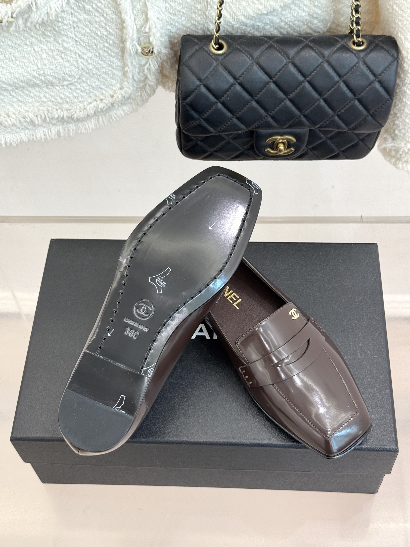 CHANE*|小香26B新品双C 方头亮皮平底乐福鞋 经典双C缀于鞋身 方头廓形利落显秀气 亮面皮革泛着柔润光泽 平底设 CHANE*|小香26B新品双C 方头亮皮平底乐福鞋 经典双C缀于鞋身 方头廓形利落显秀气 亮面皮革泛着柔润光泽 平底设
