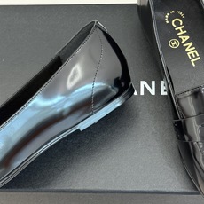 CHANE*|小香26B新品双C 方头亮皮平底乐福鞋 经典双C缀于鞋身 方头廓形利落显秀气 亮面皮革泛着柔润光泽 平底设 CHANE*|小香26B新品双C 方头亮皮平底乐福鞋 经典双C缀于鞋身 方头廓形利落显秀气 亮面皮革泛着柔润光泽 平底设