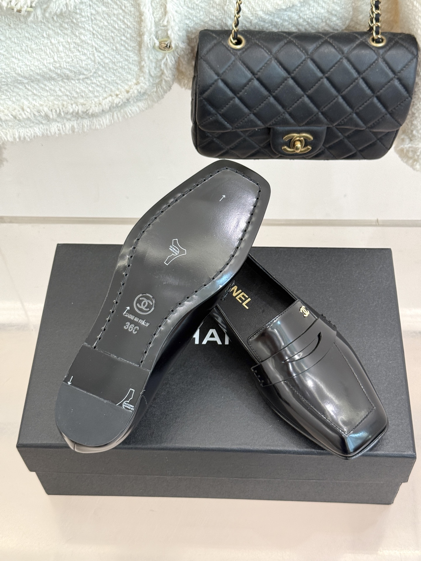 CHANE*|小香26B新品双C 方头亮皮平底乐福鞋 经典双C缀于鞋身 方头廓形利落显秀气 亮面皮革泛着柔润光泽 平底设 CHANE*|小香26B新品双C 方头亮皮平底乐福鞋 经典双C缀于鞋身 方头廓形利落显秀气 亮面皮革泛着柔润光泽 平底设