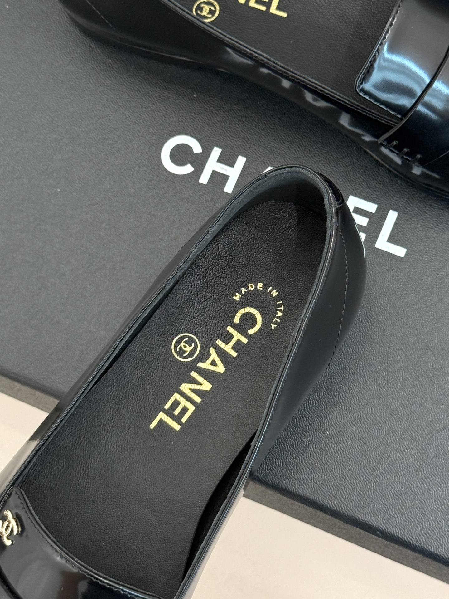 CHANE*|小香26B新品双C 方头亮皮平底乐福鞋 经典双C缀于鞋身 方头廓形利落显秀气 亮面皮革泛着柔润光泽 平底设 CHANE*|小香26B新品双C 方头亮皮平底乐福鞋 经典双C缀于鞋身 方头廓形利落显秀气 亮面皮革泛着柔润光泽 平底设
