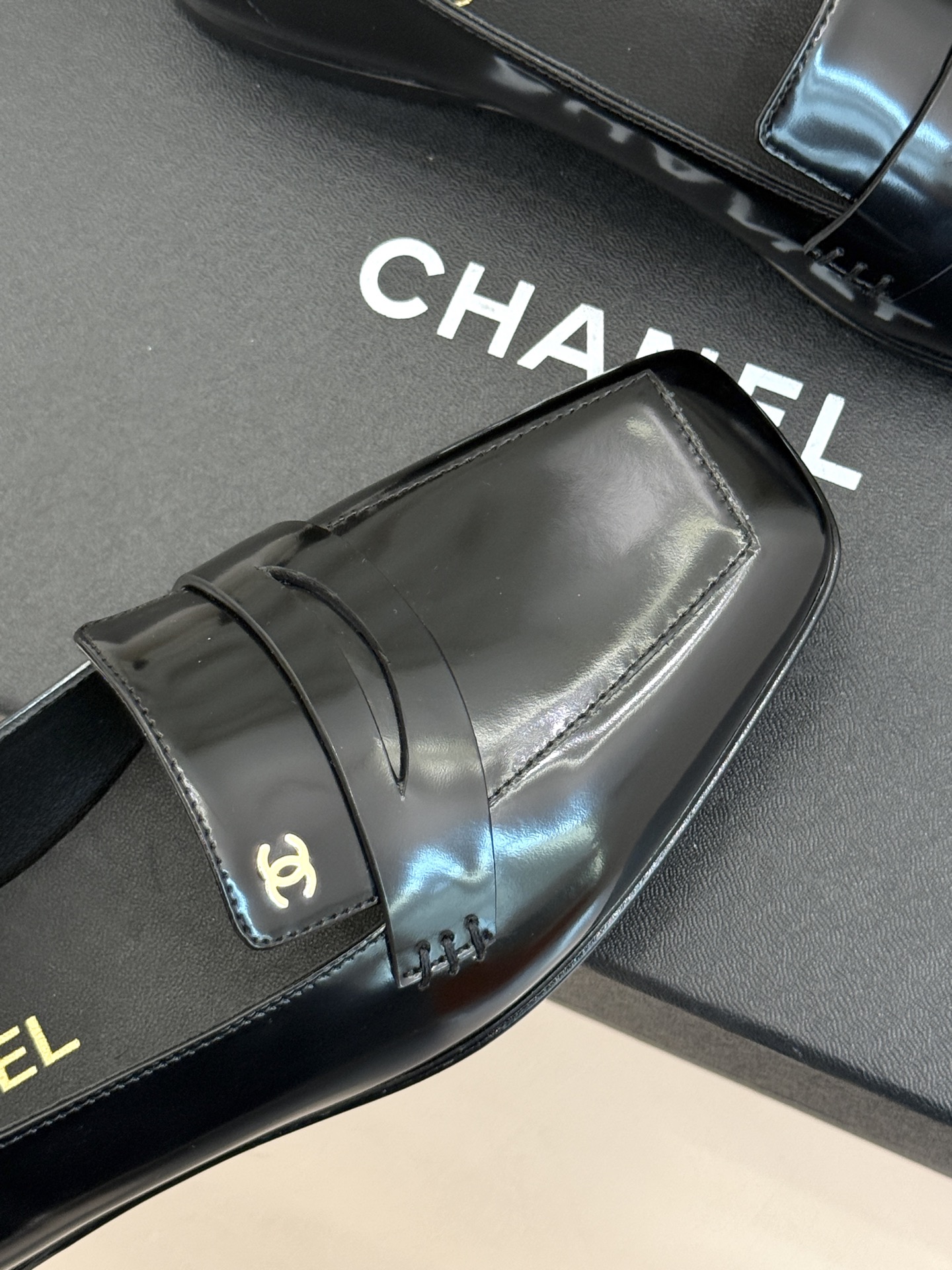 CHANE*|小香26B新品双C 方头亮皮平底乐福鞋 经典双C缀于鞋身 方头廓形利落显秀气 亮面皮革泛着柔润光泽 平底设 CHANE*|小香26B新品双C 方头亮皮平底乐福鞋 经典双C缀于鞋身 方头廓形利落显秀气 亮面皮革泛着柔润光泽 平底设