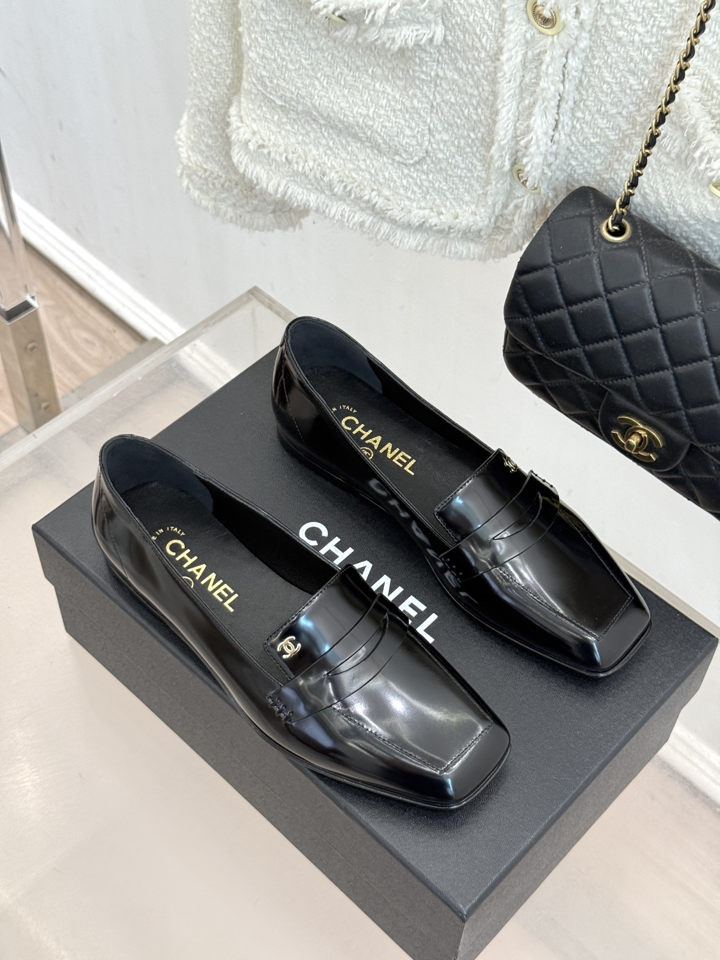 CHANE*|小香26B新品双C 方头亮皮平底乐福鞋 经典双C缀于鞋身 方头廓形利落显秀气 亮面皮革泛着柔润光泽 平底设 CHANE*|小香26B新品双C 方头亮皮平底乐福鞋 经典双C缀于鞋身 方头廓形利落显秀气 亮面皮革泛着柔润光泽 平底设